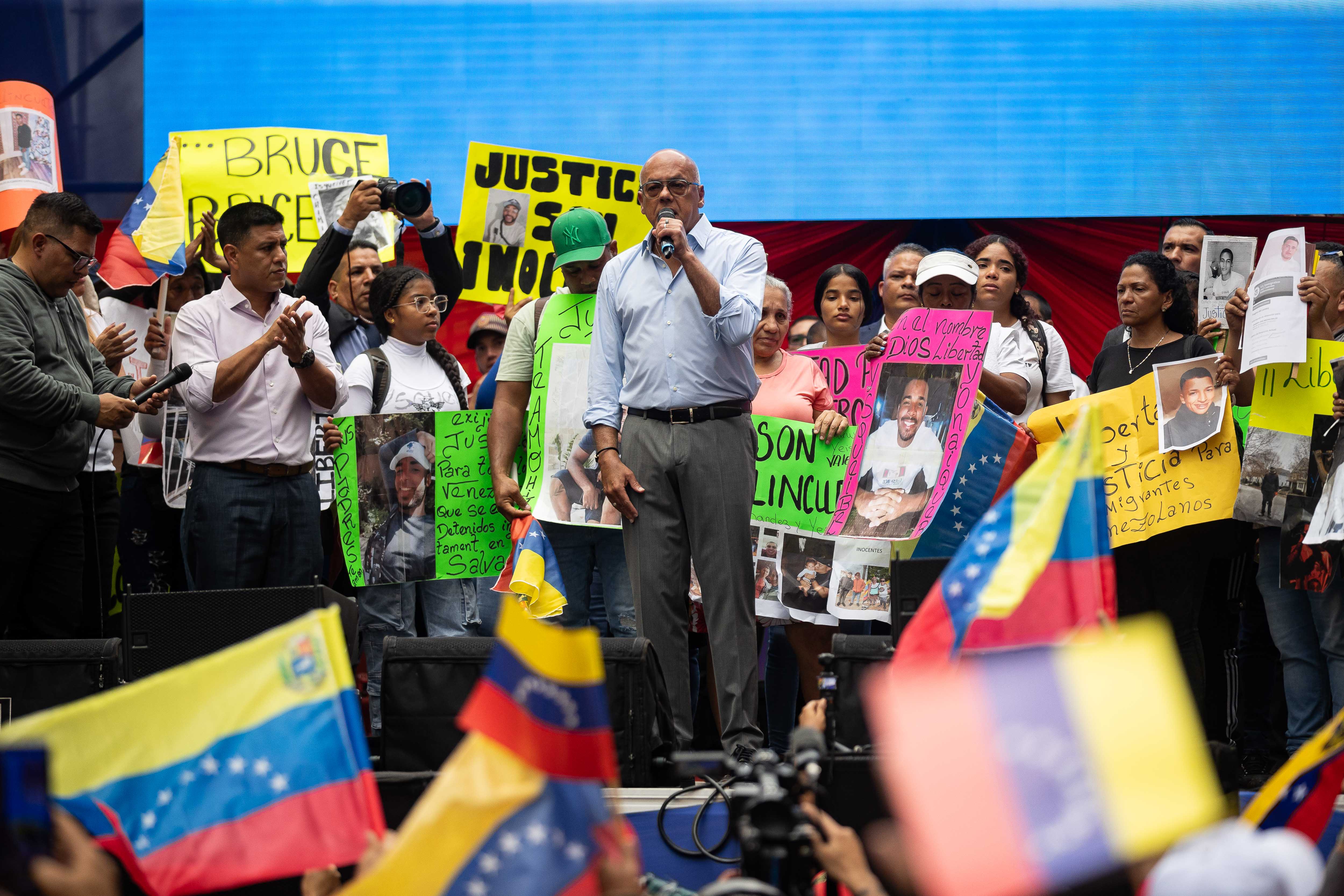 Ocho mujeres venezolanas también fueron enviadas a El Salvador, dice Rodríguez