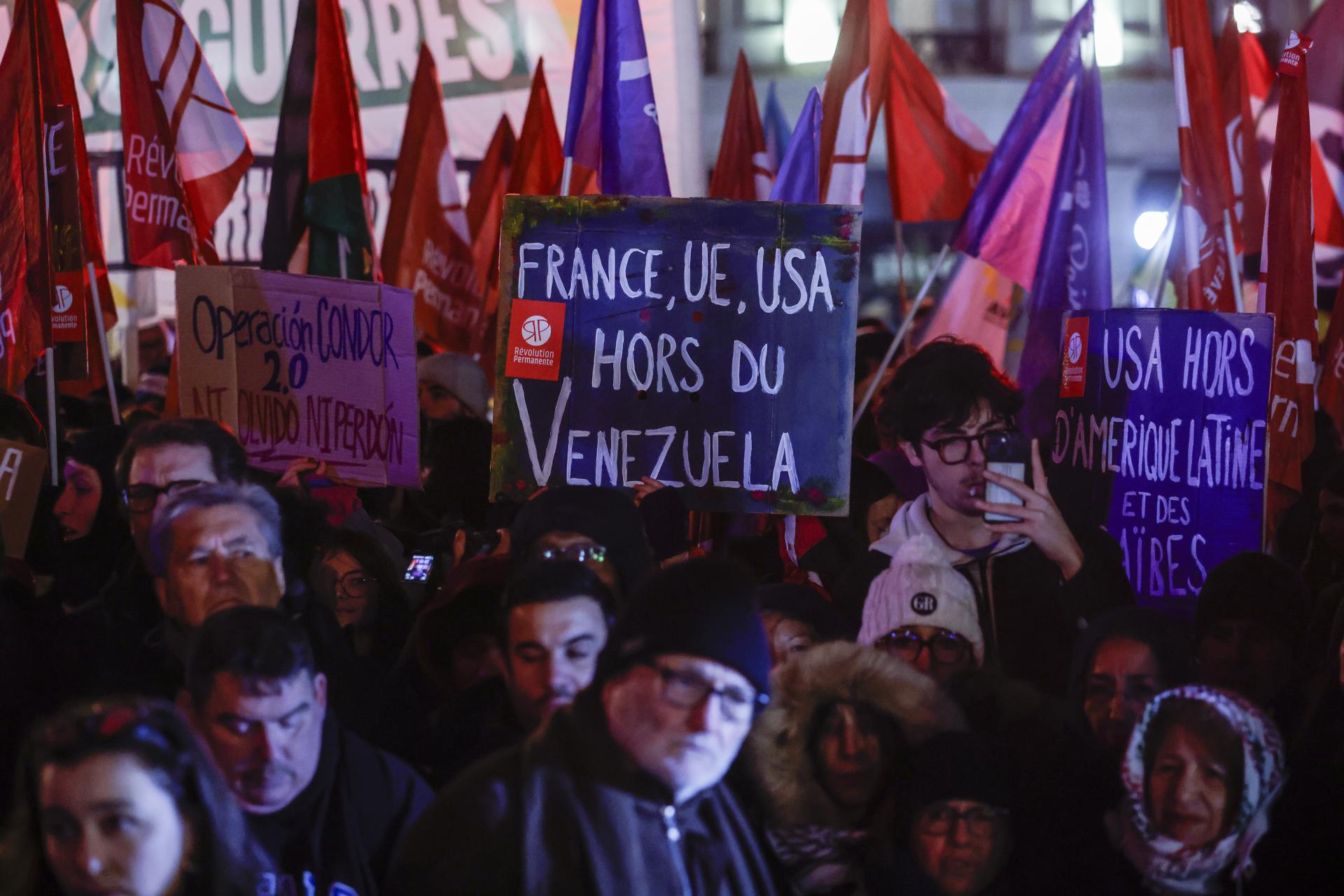 Paris (France), 03/01/2026.- Protesters gather during a demonstration against the US raid on Venezuela in Paris, France, 03 January 2026. The rally took place amid an early-morning missile attack on the Venezuelan capital and other areas of the country and the capture of the Venezuelan leader Nicolas Maduro. (Protestas, Francia) EFE/EPA/YOAN VALAT