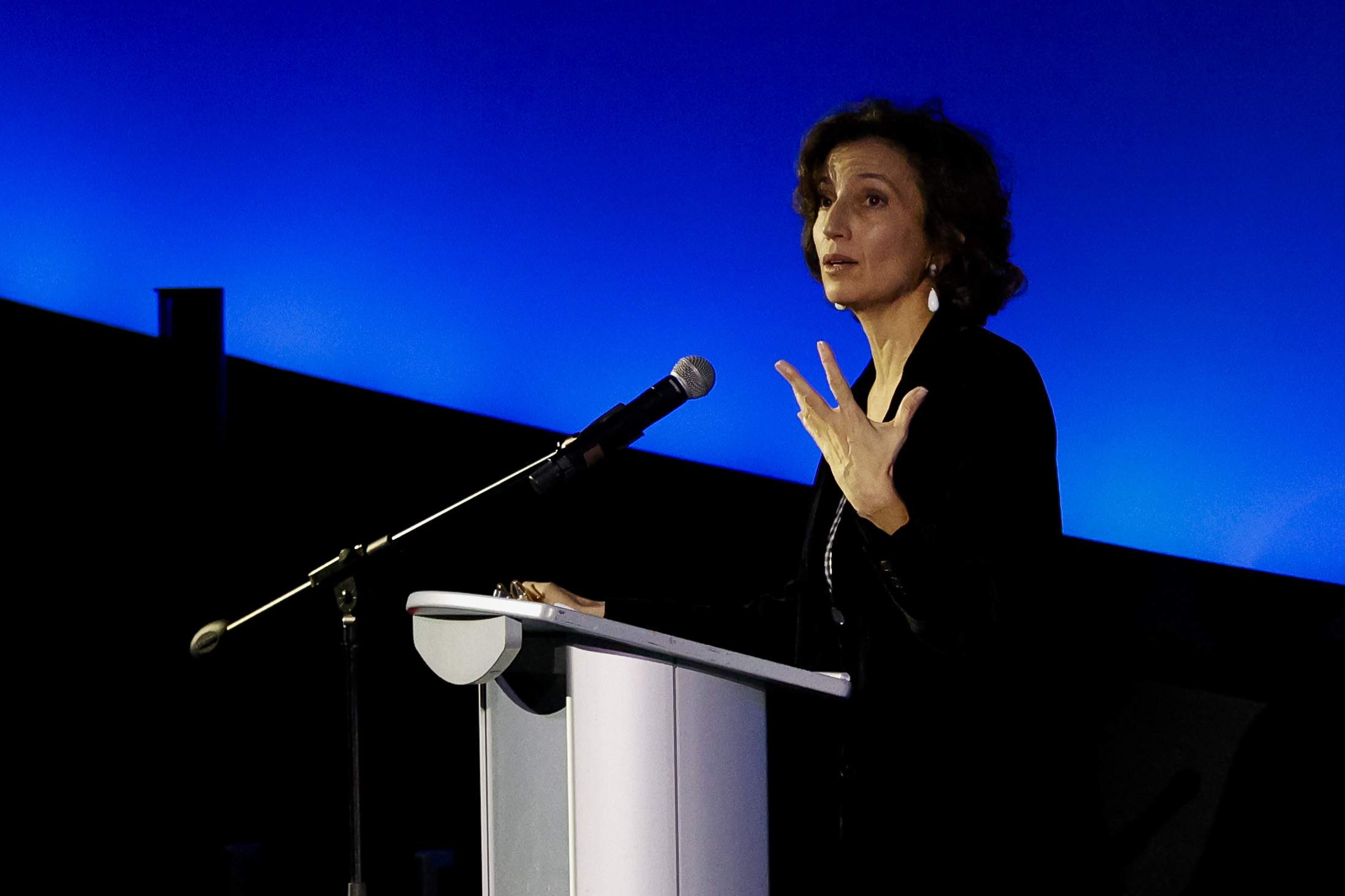 La directora general de la Unesco, Audrey Azoulay, habla durante la inauguración de la exposición 'Artist-at-Sea', durante la Semana del Arte de Miami.