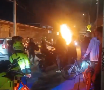 Vecinos quemaron motocicleta de dos asaltantes en Bogotá: uno es menor de edad