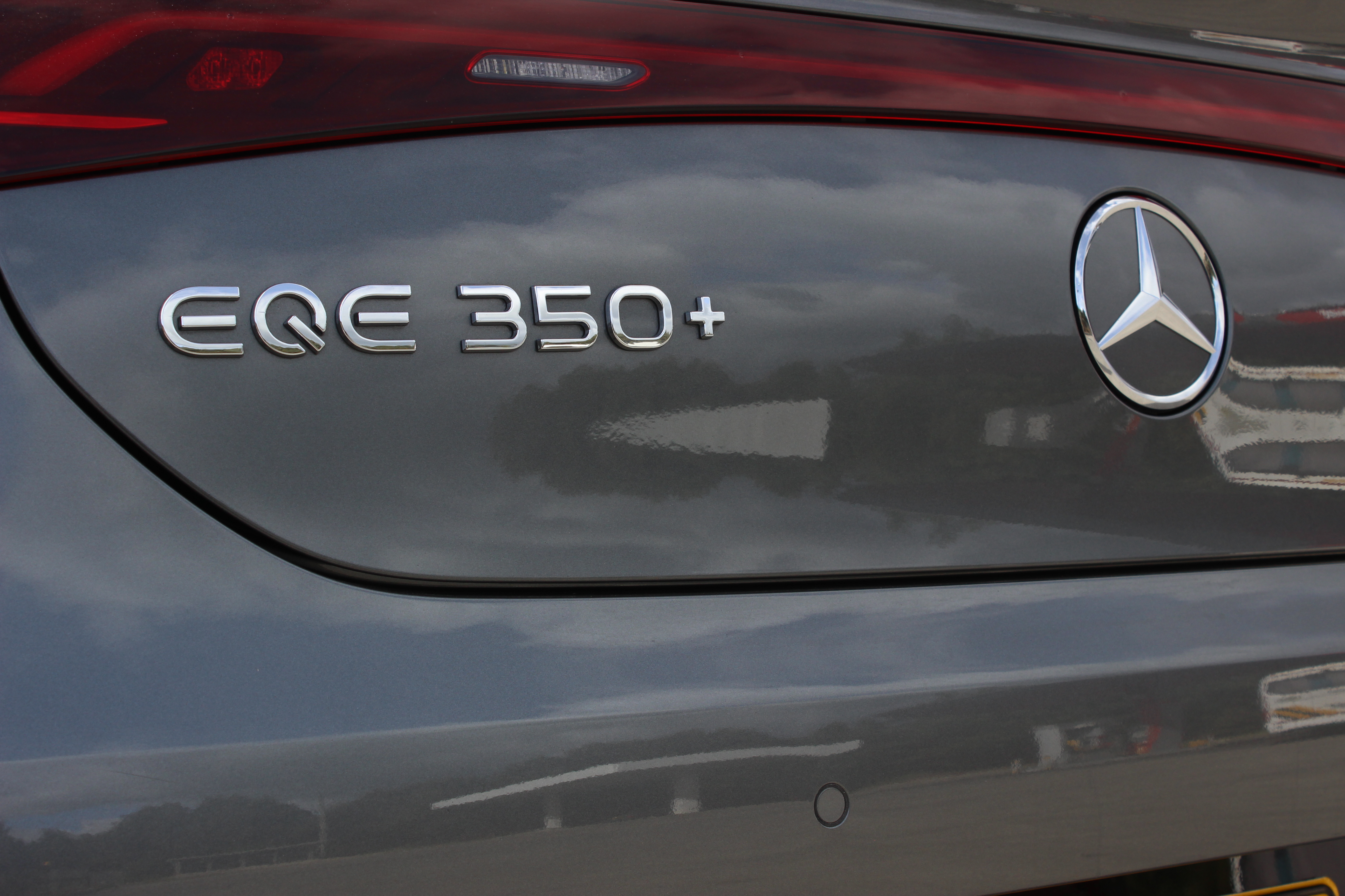 El Mercedes-Benz EQE 350+ tiene una velocidad máxima limitada a los 210 km/h.