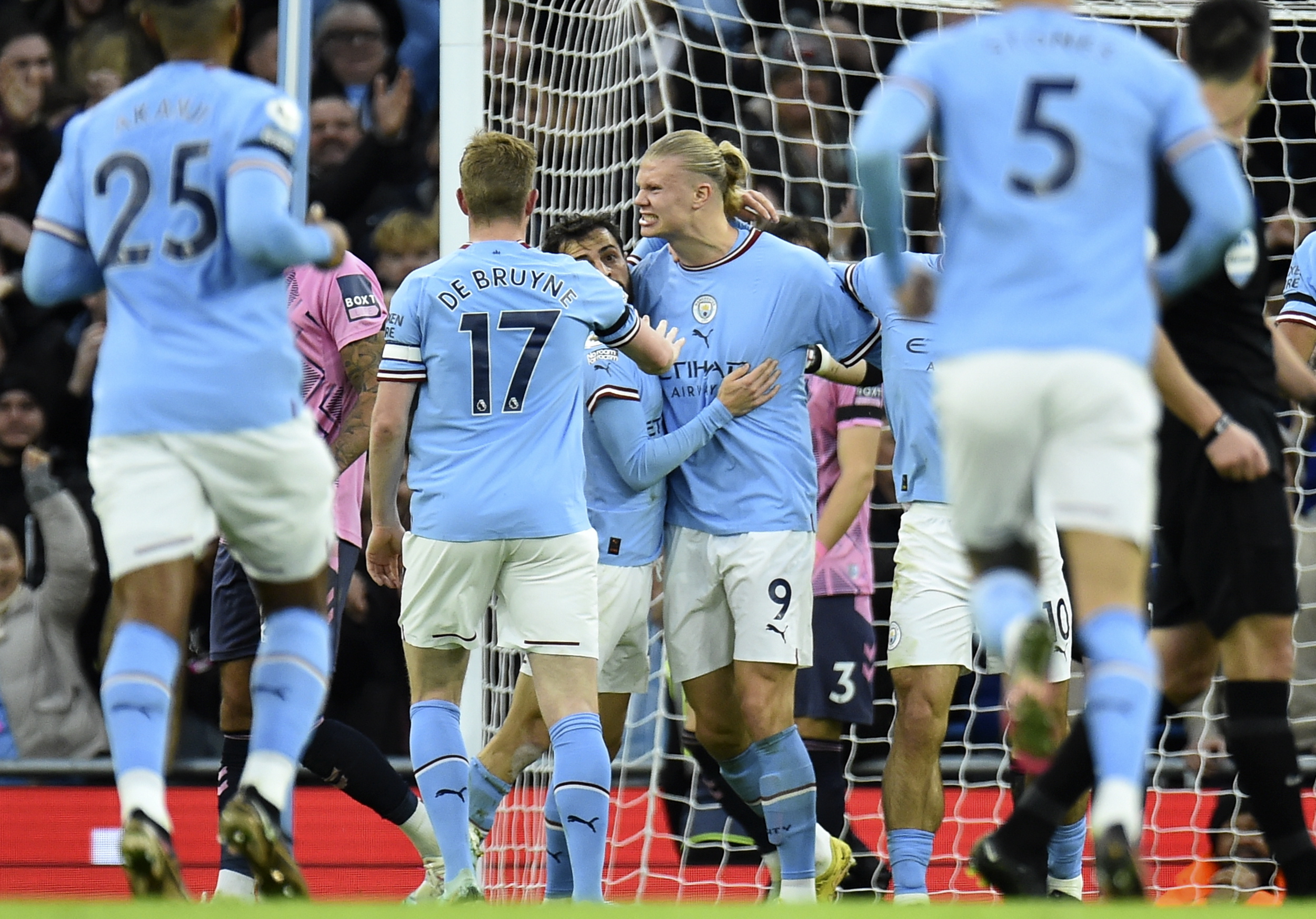 Manchester (United Kingdom), 31/12/2022.- Erling Haaland (C) of Manchester City celebrates with teammates after scoring the 1-0 lead during the English Premier League soccer match between Manchester City and Everton in Manchester, Britain, 31 December 2022. (Reino Unido) EFE/EPA/Peter Powell EDITORIAL USE ONLY. No use with unauthorized audio, video, data, fixture lists, club/league logos or 'live' services. Online in-match use limited to 120 images, no video emulation. No use in betting, games or single club/league/player publications
