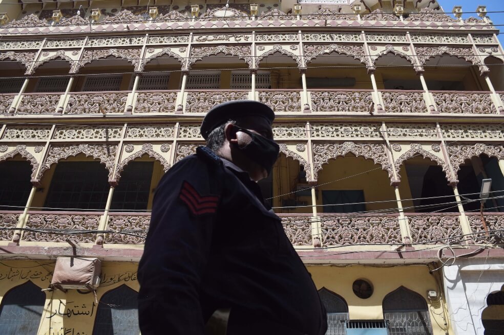 El peligro de que las mezquitas en Pakistán se resistan a cerrar pese al coronavirus