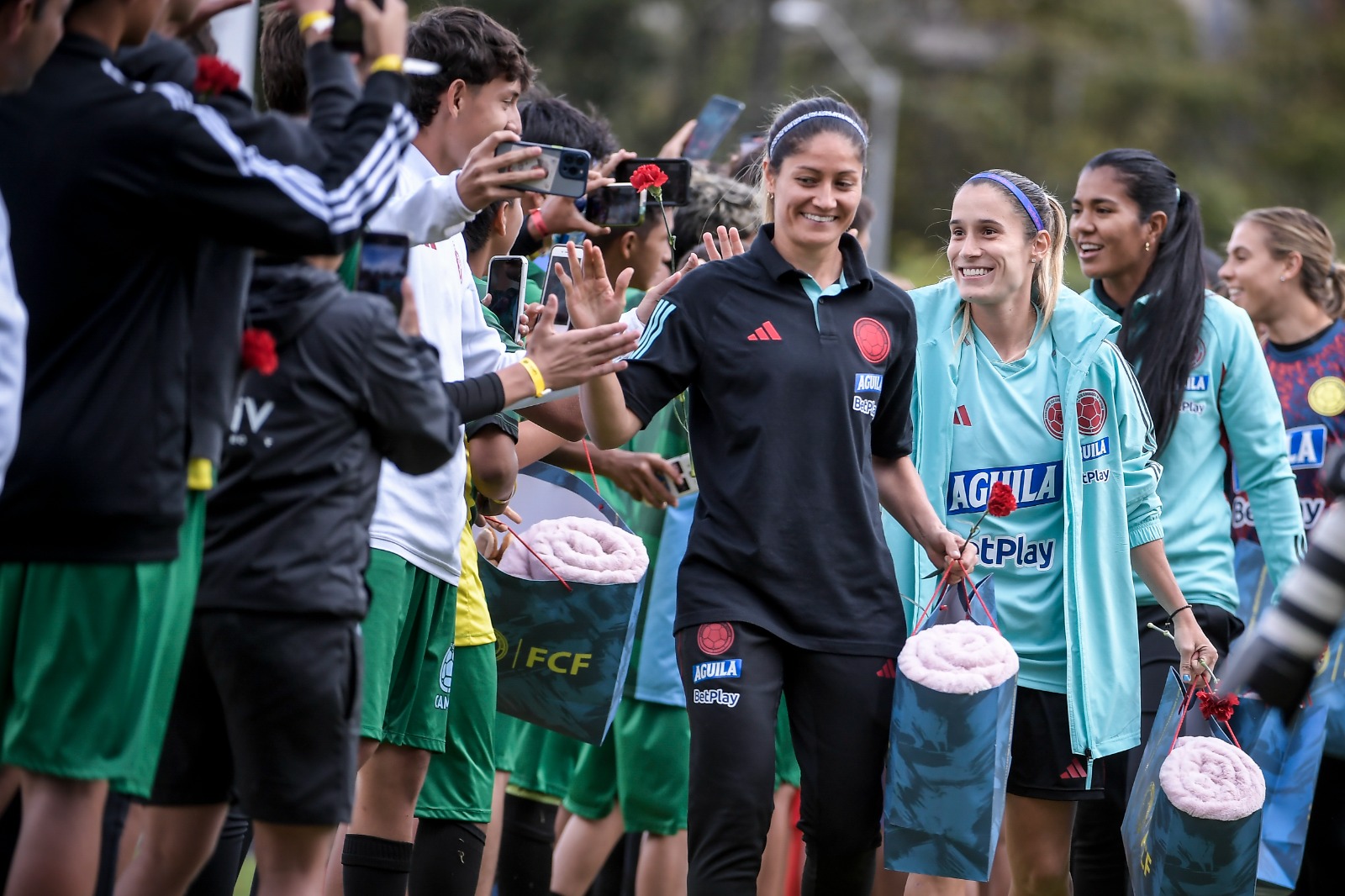 Los niños y niñas de FCF Camps fueron los encargados de entregarle a las jugadoras de la selección femenina de Colombia los regalos que tenía preparado la Federación Colombiana de Fútbol previo al viaje a la Copa Mundial Femenina de la Fifa, que inicia el 20 de julio.