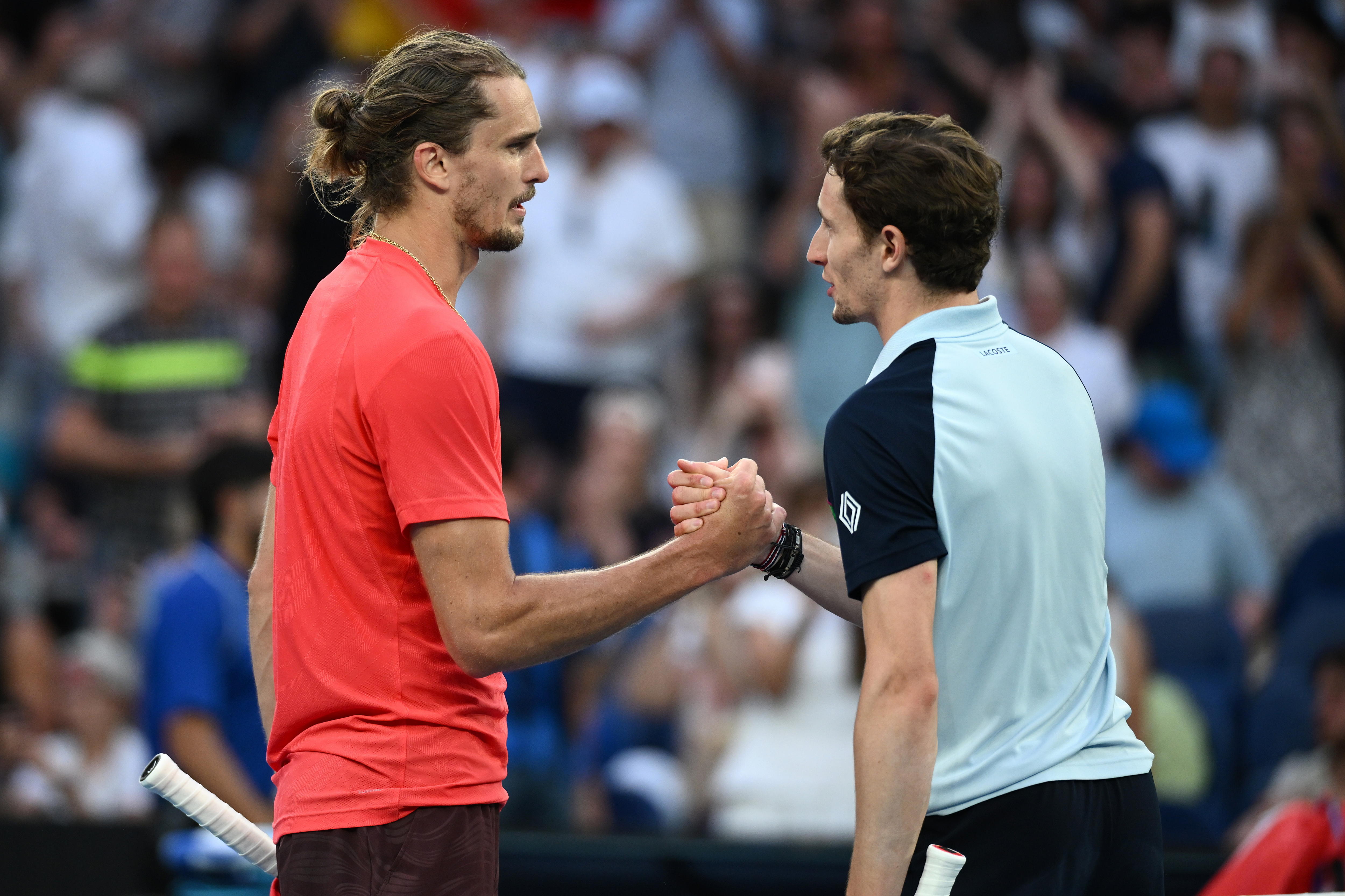 Melbourne (Australia), 19/01/2025.- Alexander Zverev (L) of Germany celebrates winning his Men's Singles round four match against Ugo Humbert (R) of France at the Australian Open tennis tournament in Melbourne, Australia, 19 January 2025. (Tenis, Francia, Alemania) EFE/EPA/JOEL CARRETT AUSTRALIA AND NEW ZEALAND OUT