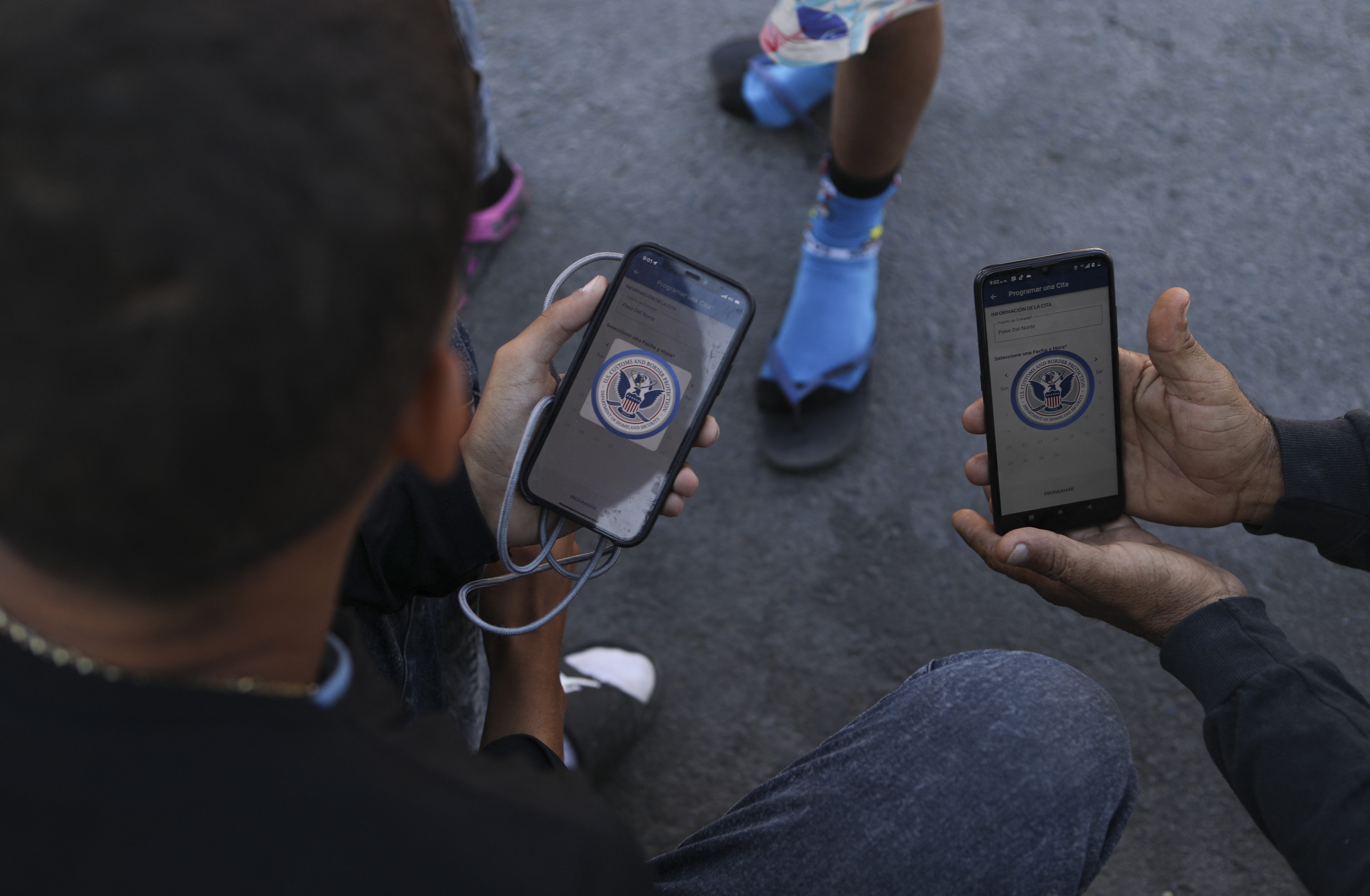 CBP One: una aplicación para pedir asilo en una frontera sin teléfonos ni internet