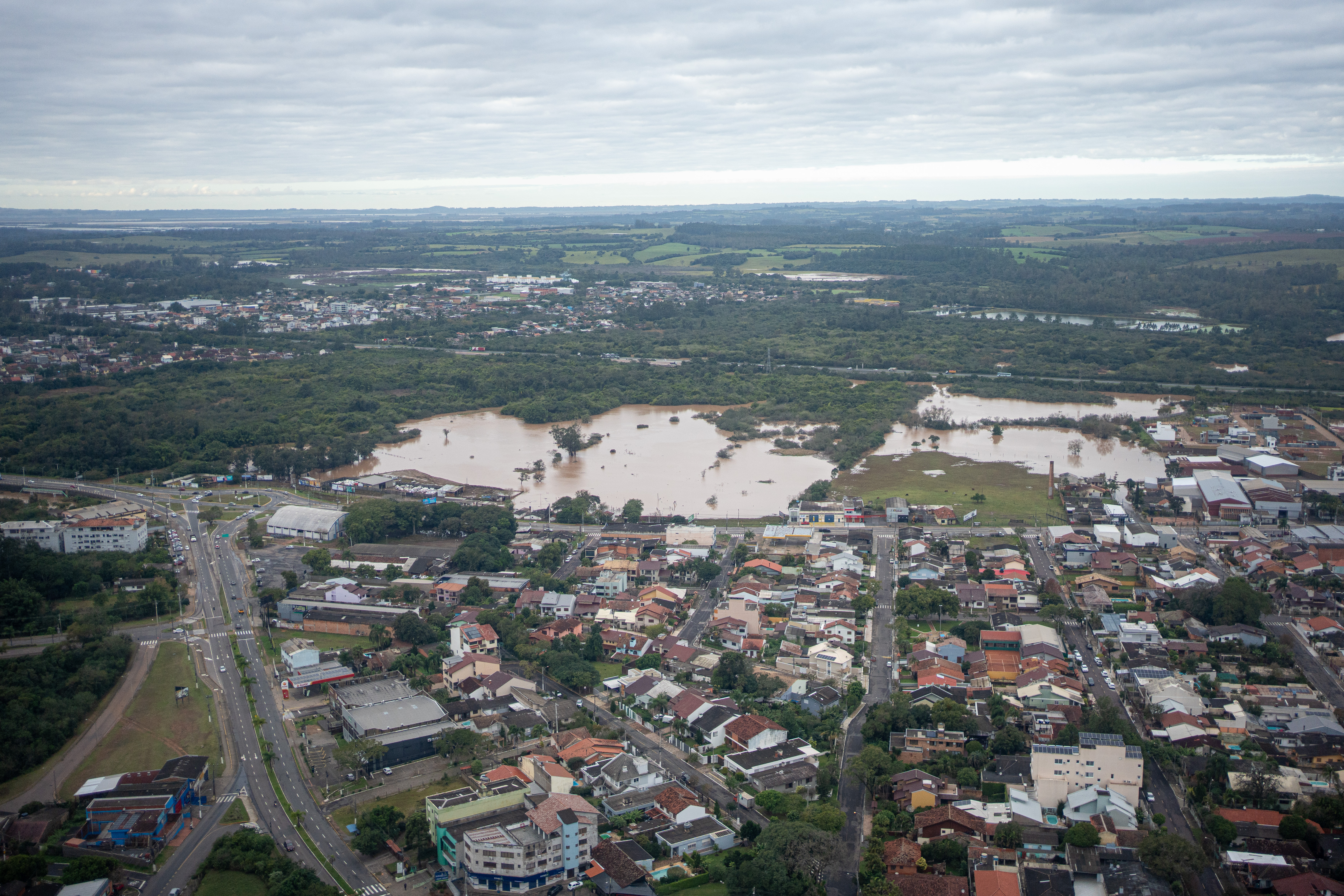 AME7347. CARAÁ (BRASIL), 17/06/2023.- Fotografía aérea cedida por Maurício Tonetto- Secom, durante un sobrevuelo tras el paso del ciclón extratropical en la ciudad de Caraá, costa norte del Estado de Rio Grande do Sul (Brasil). Al menos 11 personas murieron y otras 15 están desaparecidas como consecuencia de un ciclón extratropical que en los últimos días ha causado graves estragos en el sur de Brasil, informaron este sábado fuentes oficiales. EFE/ Maurício Tonetto/ Secom /SOLO USO EDITORIAL/ SOLO DISPONIBLE PARA ILUSTRAR LA NOTICIA QUE ACOMPAÑA (CRÉDITO OBLIGATORIO)