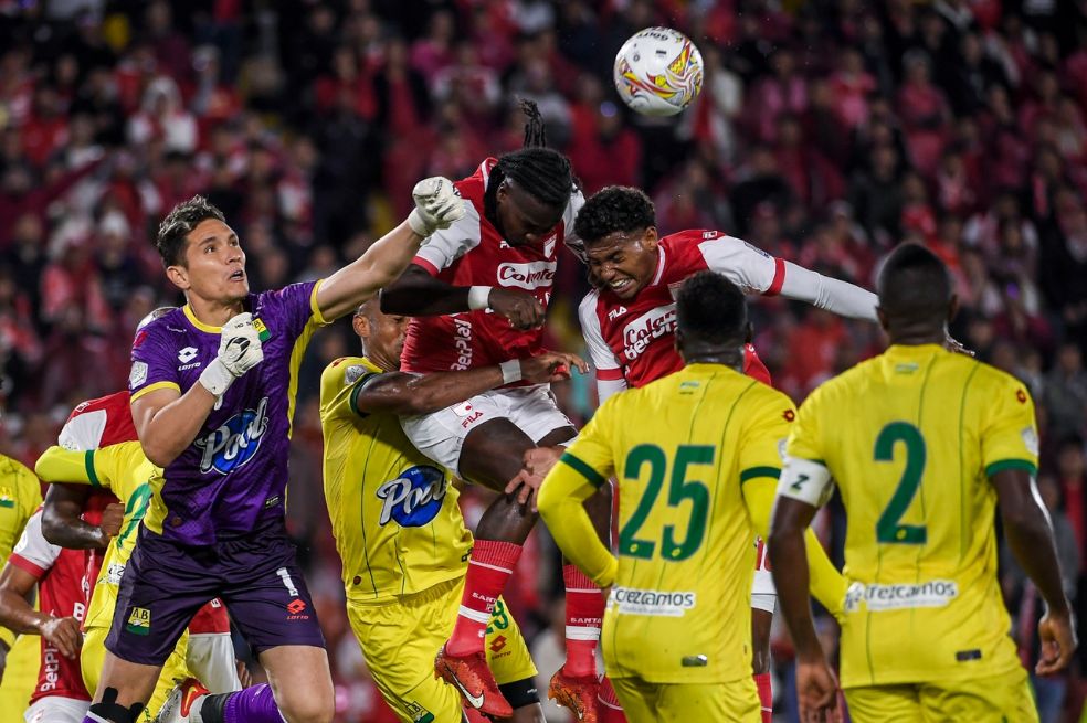 Jugadores de Santa Fe y Bucaramanga disputan un balón aéreo.