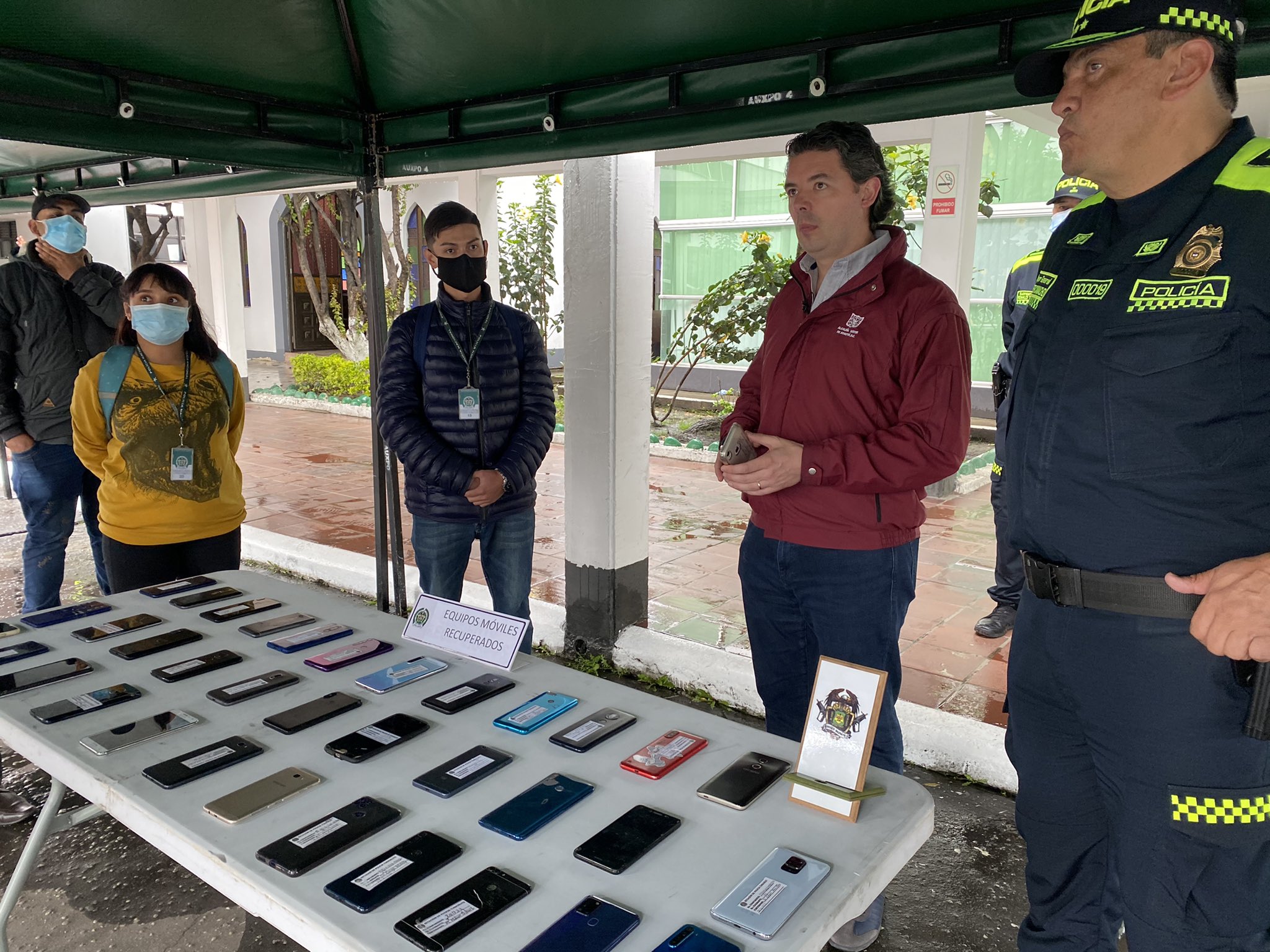 Policía entrega 93 celulares recuperados luego ser robados en Tunjuelito