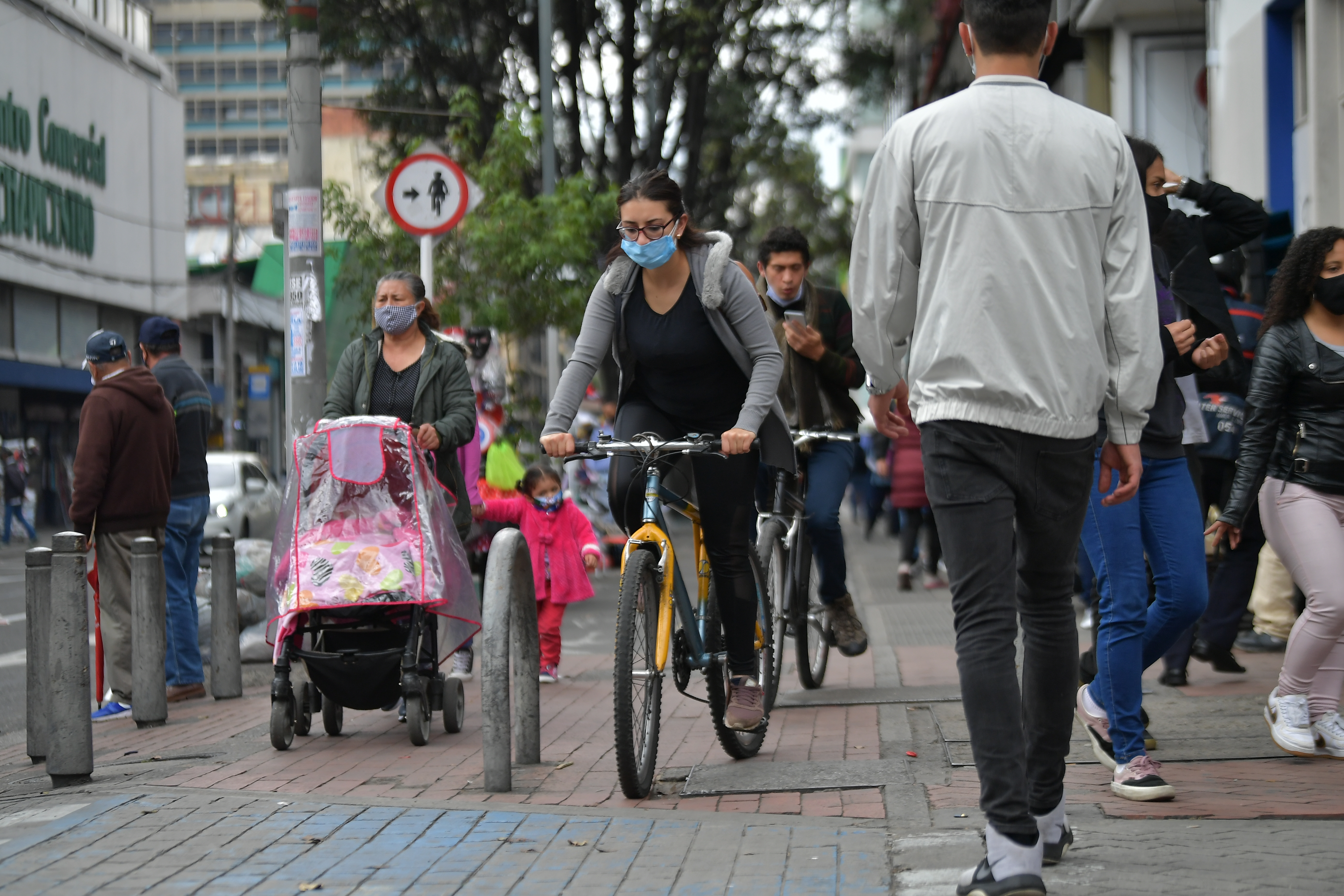 Esta es la multa por ir en bicicleta en un puente peatonal o en un andén