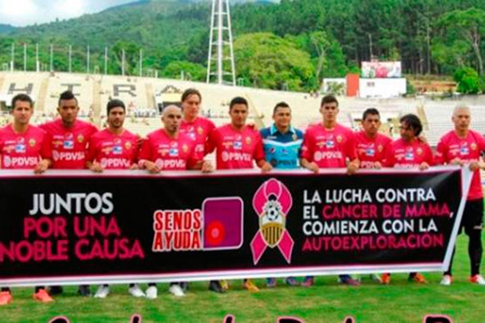 Por vestir de rosa, hinchas no dejaron jugar a su equipo