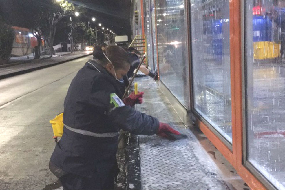 Cada día, más de 1.000 chicles son despegados de pisos y estructuras de Transmilenio