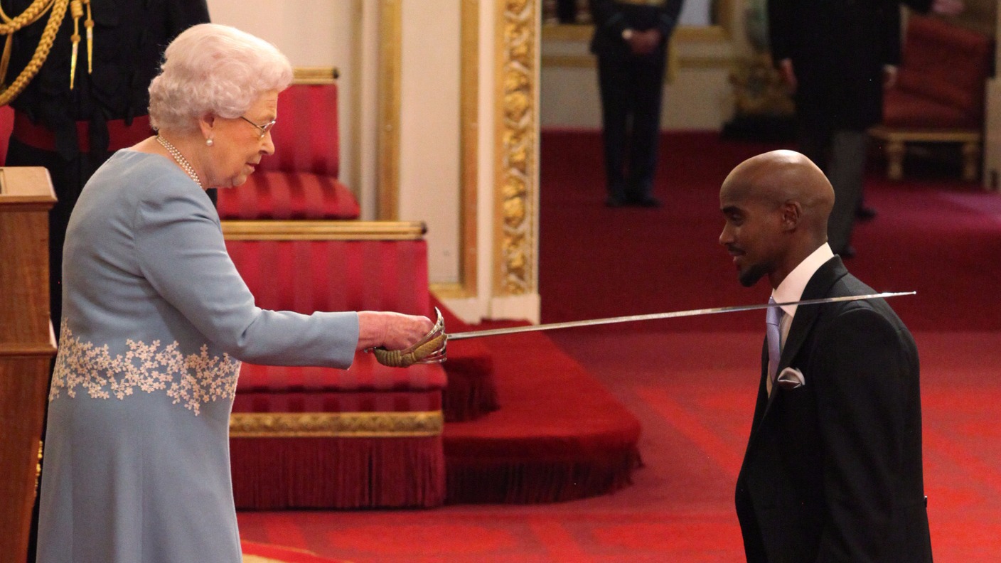 El velocista Mo Farah ue nombrado caballero por sus servicios al atletismo en 2017. En la carrera del atleta de pista británico se destacan cuatro medallas de oro olímpicas y seis medallas de oro en campeonatos mundiales de atletismo.