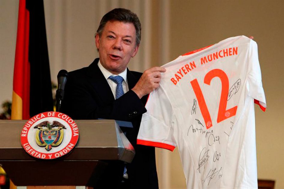 Santos recibe camisetas de Dortmund y Bayern