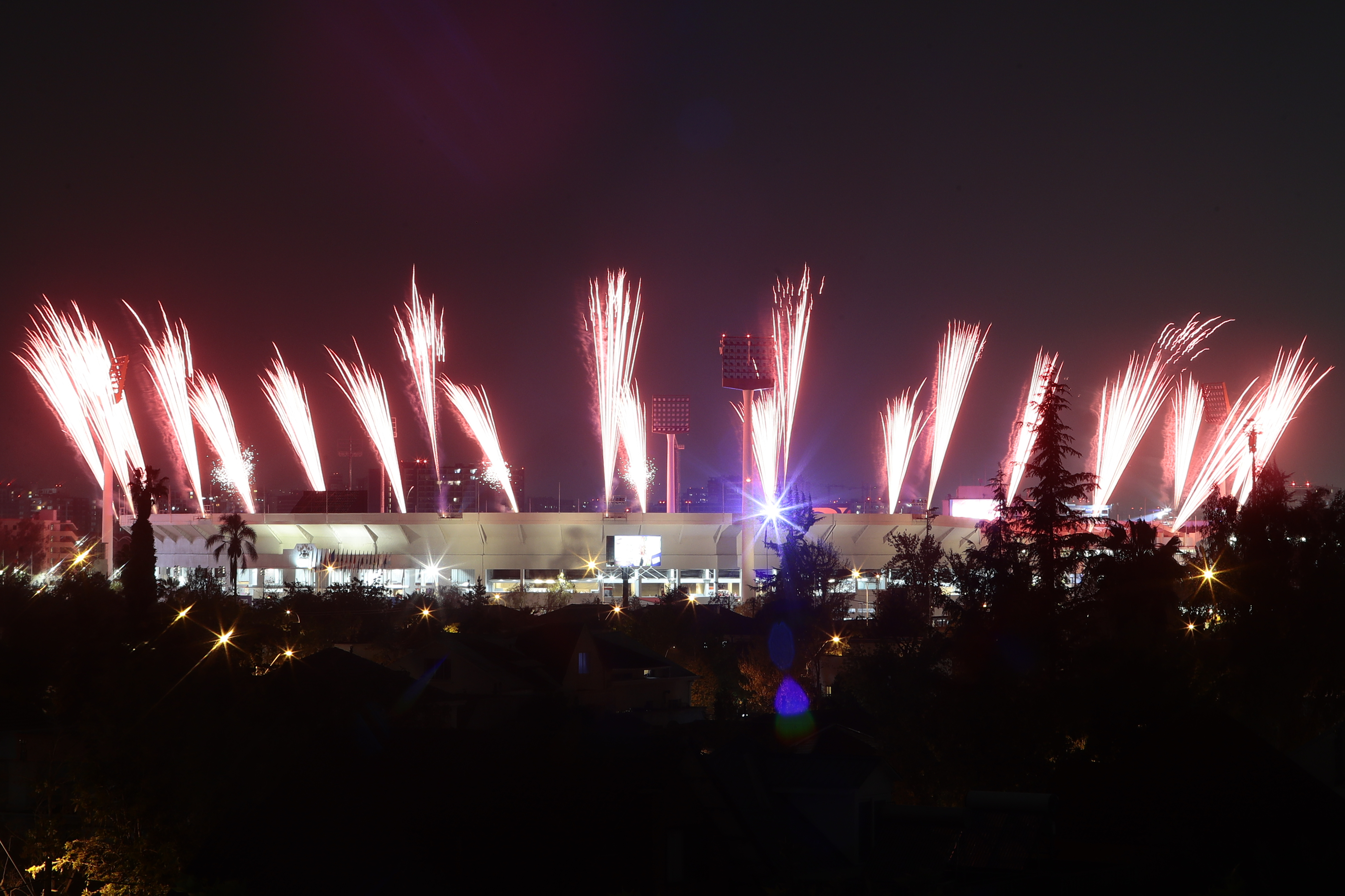AMDEP945. SANTIAGO (CHILE), 20/10/2023.- Fotografía de fuegos artificiales en la inauguración de los Juegos Panamericanos 2023 hoy, en el estadio Nacional en Santiago (Chile). EFE/ Osvaldo Villarroel