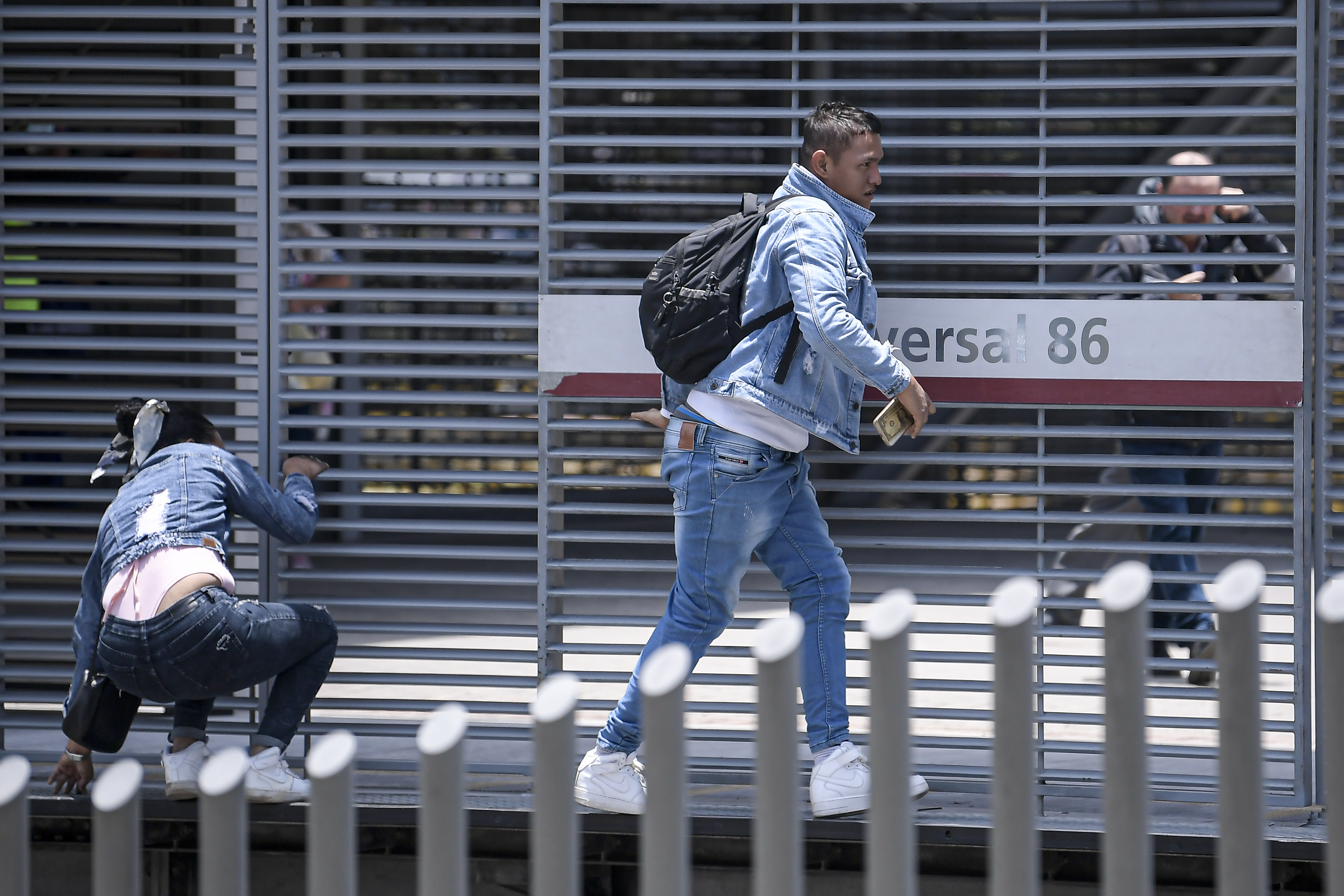 Abiertas a los colados: faltan 1.690 puertas en estaciones de Transmilenio