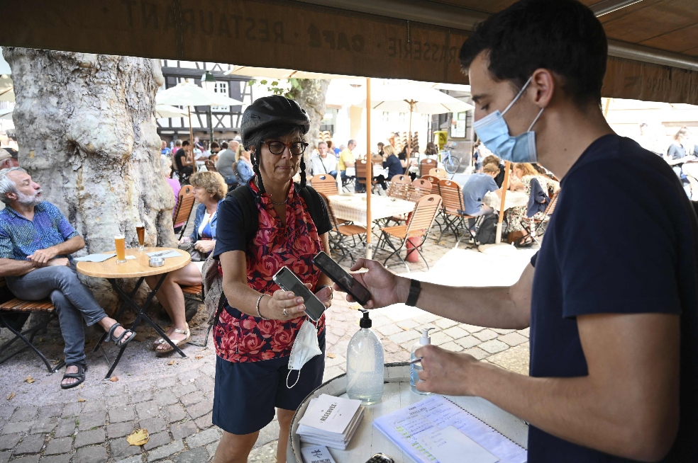 Así es el primer día con el controvertido pasaporte sanitario en Francia