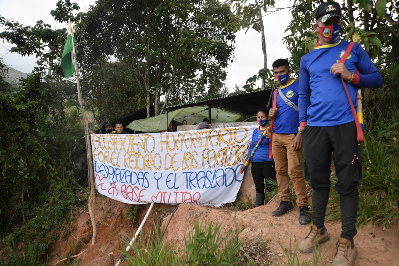 En la zona hacen presencia el Eln, el Epl y un grupo disidente de las Farc, que se disputan el territorio y también han impuesto sus normas a la población civil. Los pobladores han denunciado que les prohibieron venderles productos a los militares y los han señalado de ser informantes o colaboradores del Ejército.