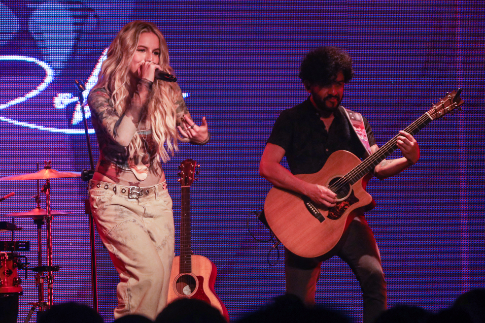 Penelope Robin presentó su sencillo Taking Back Sunday