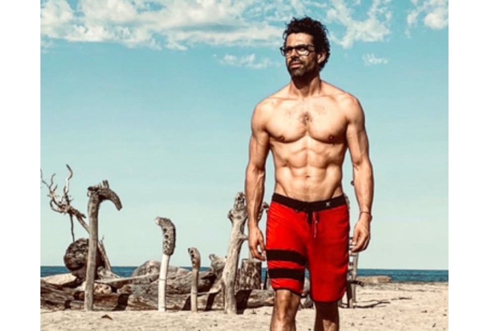 La foto en la playa no podía faltar. “Se cayó un ángel del cielo”, “qué cosa más linda”, “súper abdomen”, “me encantas”, con esas palabras, sus fanáticas elogiaron la escultural figura del actor.