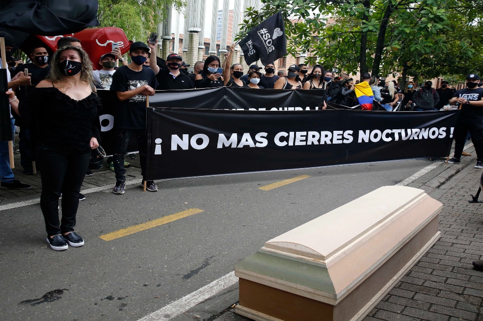Bares y restaurantes de Medellín rechazan restricciones con velorio simbólico