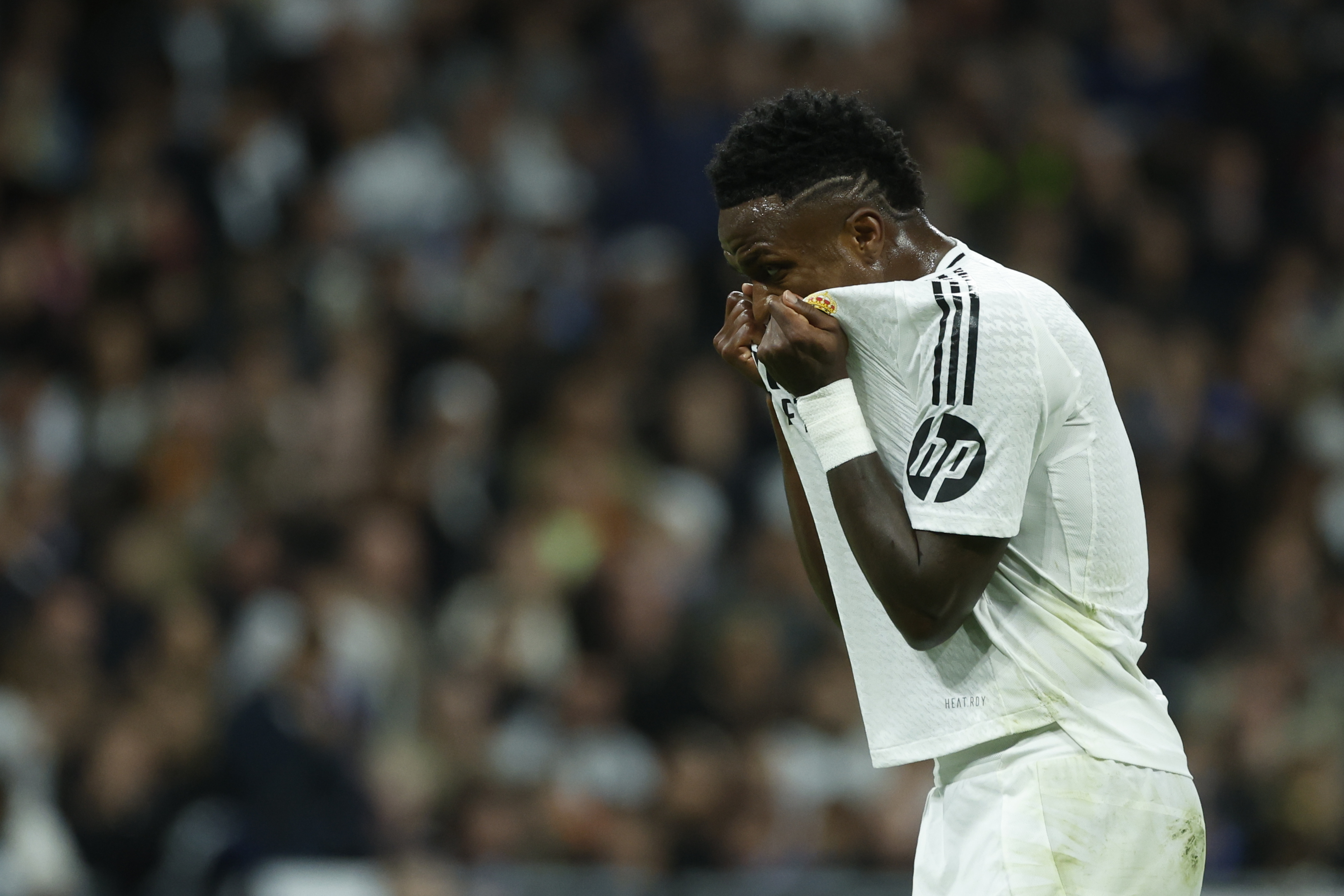 MADRID, 26/10/2024.- El delantero del Real Madrid Vinicius Jr. durante el partido de la jornada 11 de LaLiga EA Sports entre el Real Madrid y el FC Barcelona, este sábado en el estadio Santiago Bernabéu, en Madrid. EFE/ Juanjo Martín
