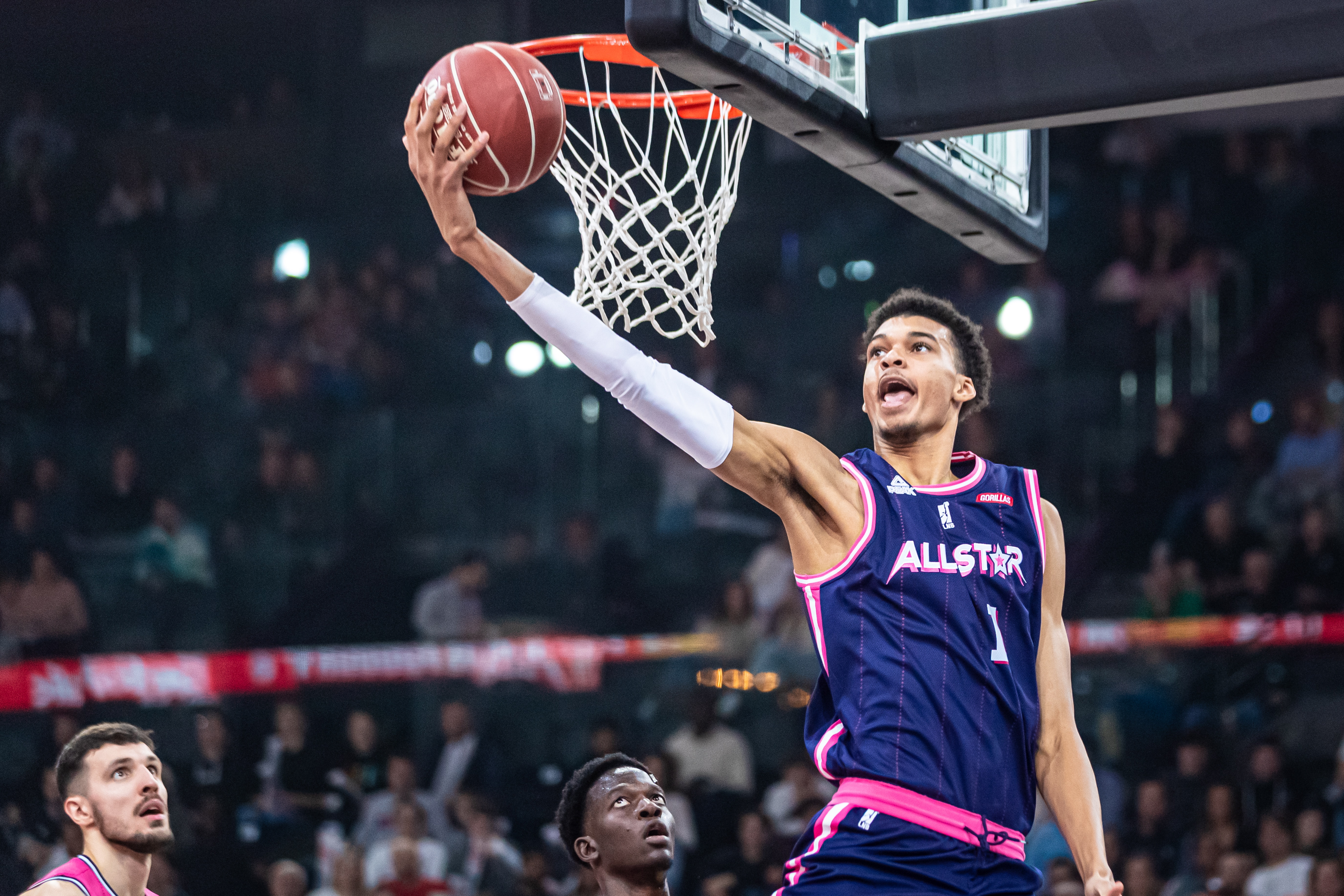 Paris (France), 29/12/2022.- French power forward Victor Wembanyama (R) in action during the game between All Star France and the All Star World at the French LNB All Star basketball game at the Bercy Accor Arena in Paris, France, 29 December 2022. (Baloncesto, Francia) EFE/EPA/CHRISTOPHE PETIT TESSON