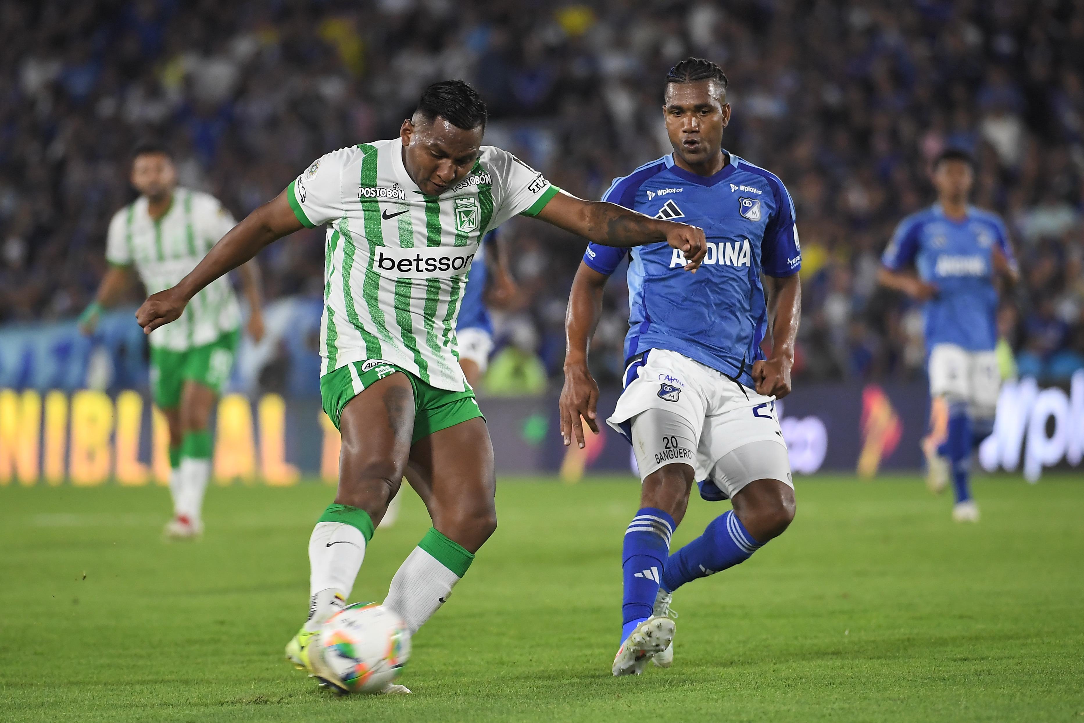 Alfredo Morelos, figura del ataque de Atlético Nacional, remata ante la mirada de Danovis Banguero.