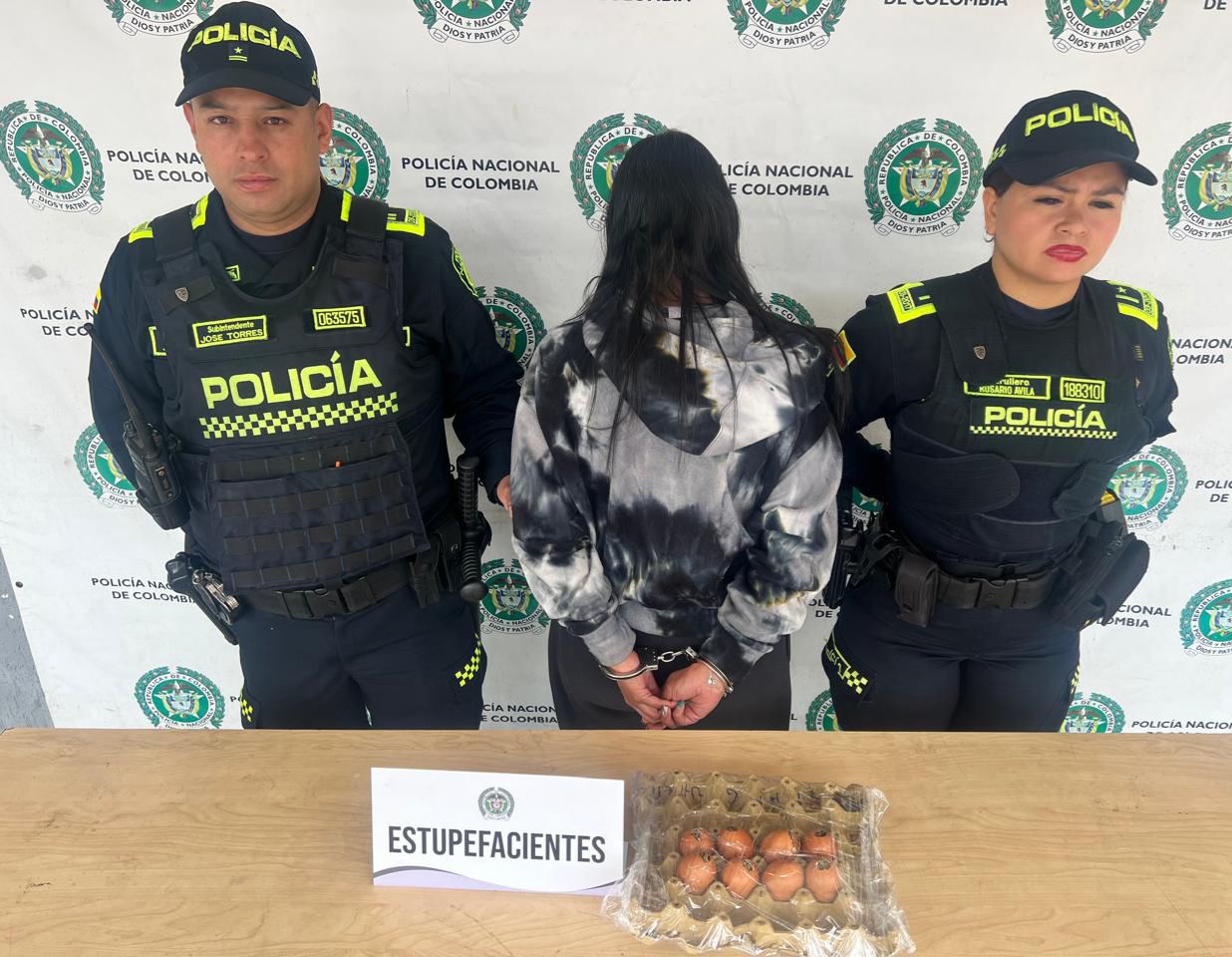 Descubren a mujer que intentó entregar marihuana a un recluso oculta en caja de huevos