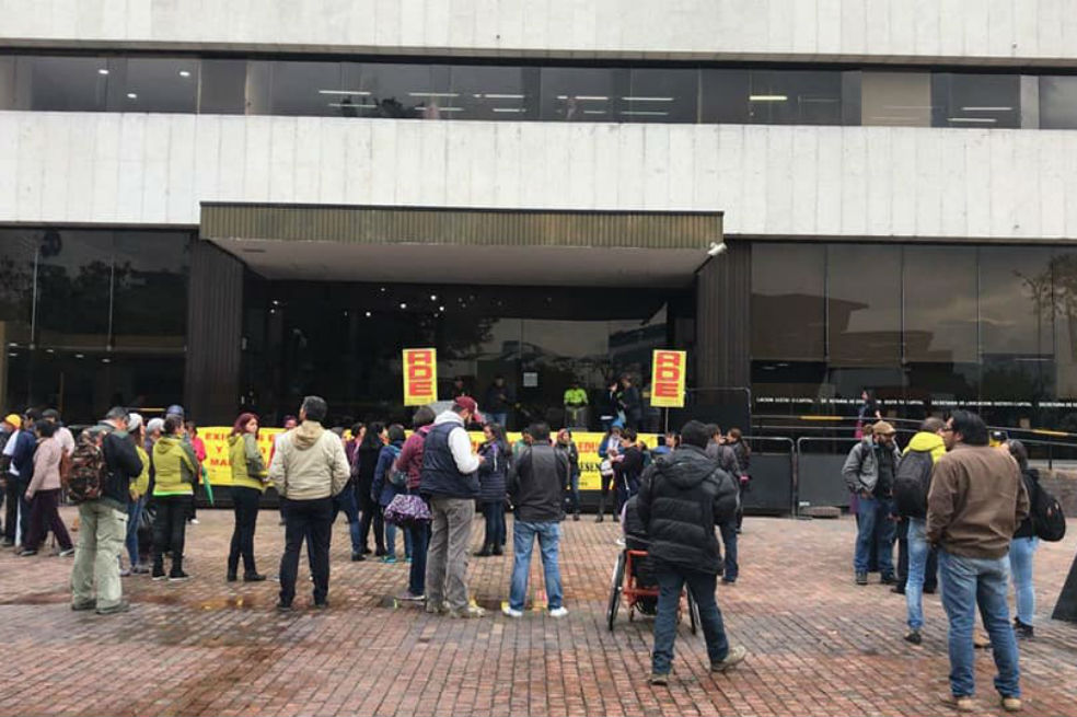 Los profesores se manifestaron contra la resolución de la Secretaría este viernes frente a las instalaciones de la entidad. /Fecode