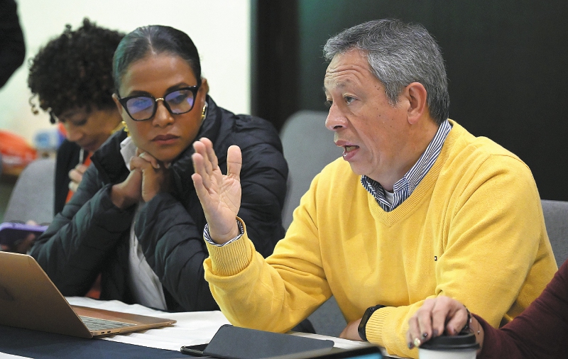 El almirante (r) Orlando Romero junto a Mabel Lara, quién también hizo parte de la delegación negociadora del Gobierno en los diálogos con el ELN.