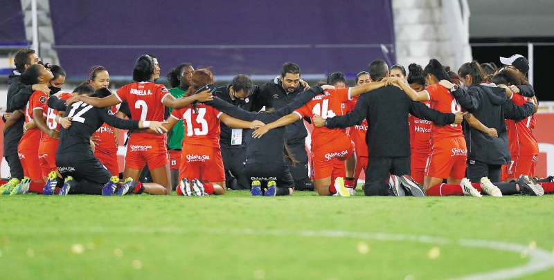 Las jugadoras de América siempre se aferraron a la fe. Al final del partido, agradecieron a Dios por la final.