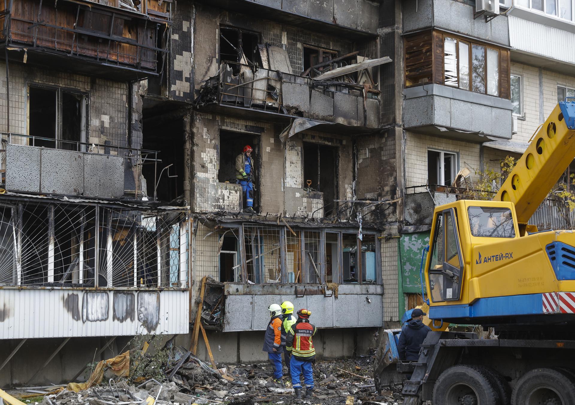 Kyiv (Ukraine), 26/10/2025.- Ukrainian rescuers work at the site of a Russian strike in Kyiv, Ukraine, 26 October 2025, amid the Russian invasion. At least three people were killed and more than 30 others injured, including seven children, after Russian forces launched an overnight attack on Kyiv, the National Police of Ukraine reported. (Rusia, Ucrania, Kiev) EFE/EPA/SERGEY DOLZHENKO
