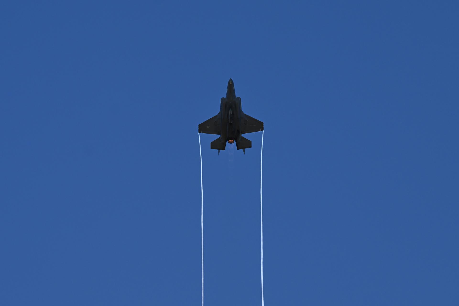 Rockhampton (Australia), 14/07/2025.- An Australian F-35 fighter jet in action during the firepower demonstration as part of the Talisman Sabre 2025 joint military exercise at the Shoalwater Bay Training Area near Rockhampton, Australia, 14 July 2025. Exercise Talisman Sabre is the largest bilaterally planned, multilaterally conducted training activity between the Australian Defence Force, the United States military, and participating partner and observing nations. (Estados Unidos) EFE/EPA/DEAN LEWINS AUSTRALIA AND NEW ZEALAND OUT
