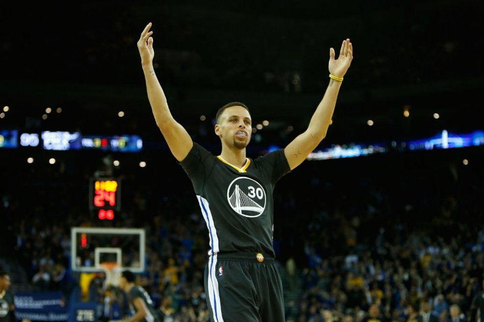 Stephen Curry logró 35 puntos en la victoria de los Warriors contra los Suns. Foto: AFP