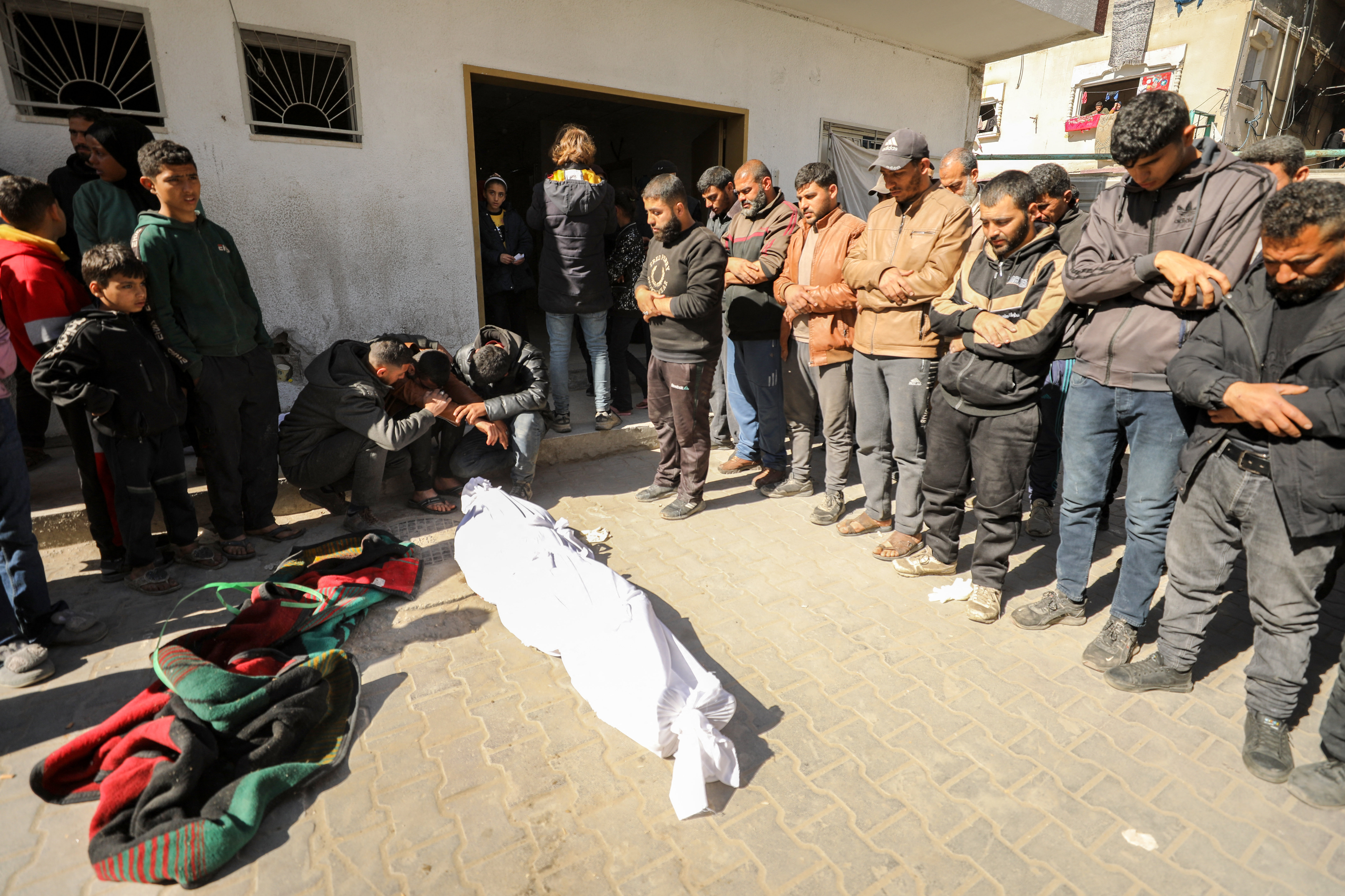 Más de 100 palestinos asesinados mientras esperaban ayuda humanitaria, según Hamás