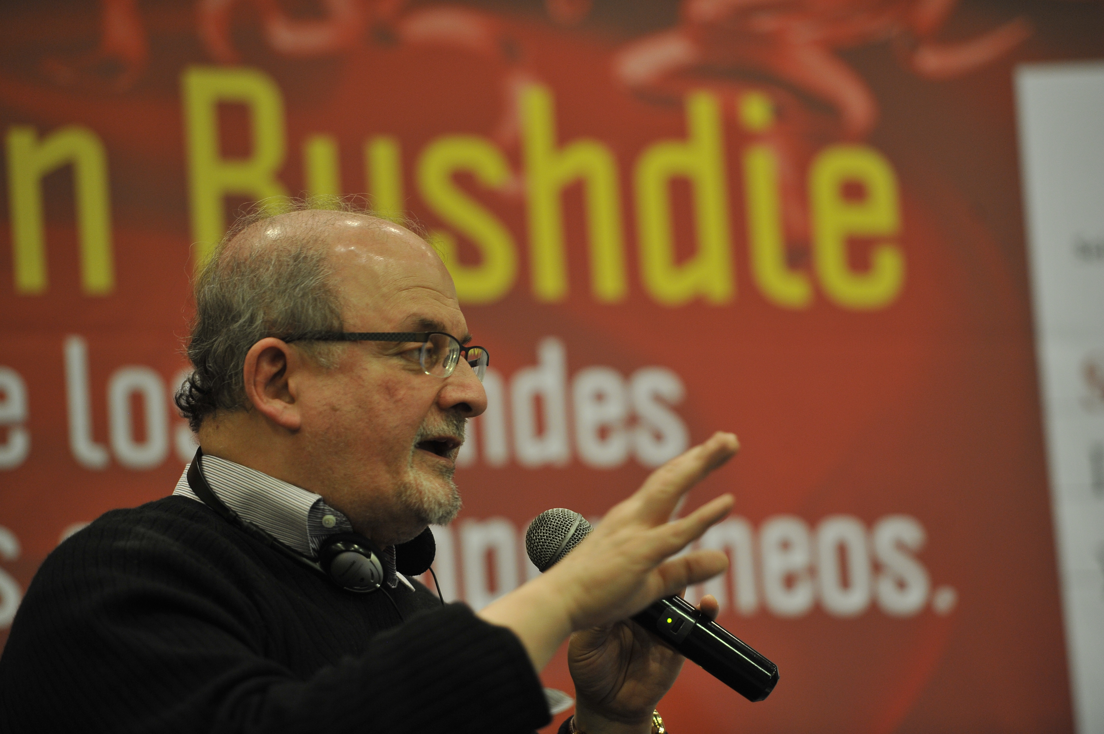“Sólo él y sus partidarios merecen ser culpados”: Irán sobre el ataque a Rushdie