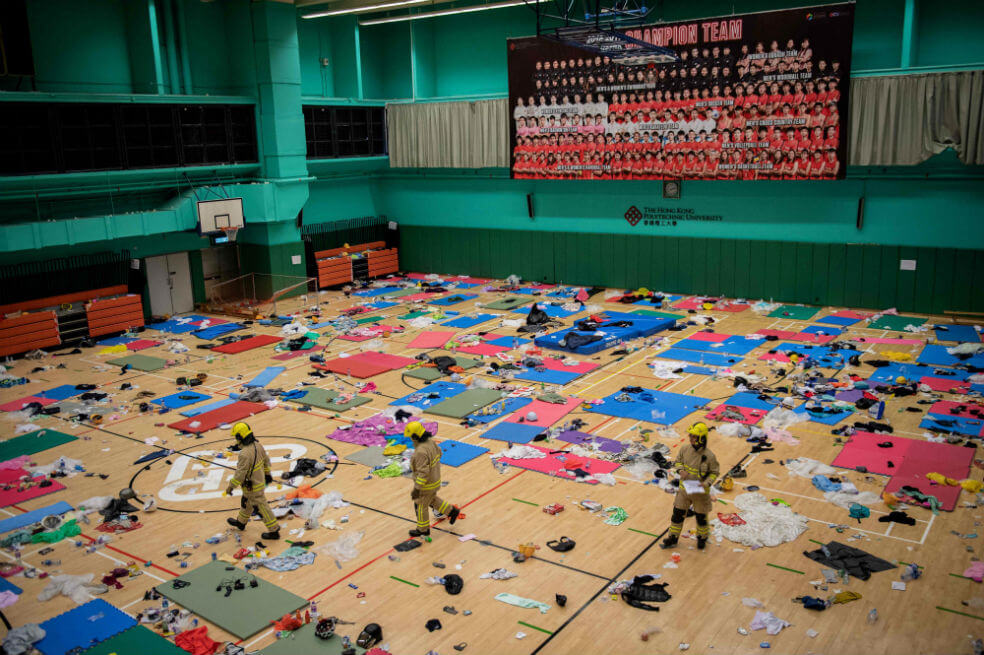 Tras 11 días de asedio, policía de Hong Kong entra a la Universidad Politécnica