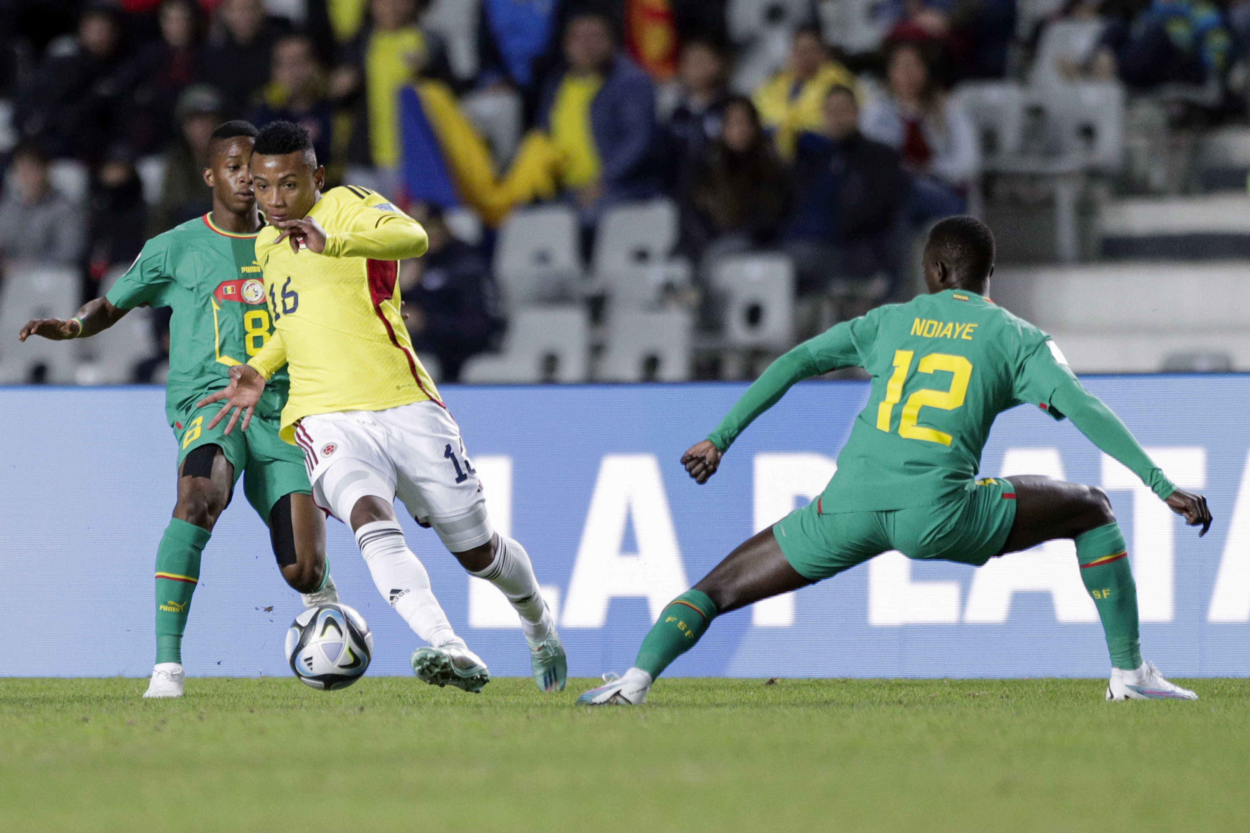 AMDEP2414. LA PLATA (ARGENTINA), 27/05/2023.- Jhojan  Torres (c) de Colombia disputa el balón con Amidou Diop (i) de Senegal hoy, en un partido del grupo C de la Copa Mundial de Fútbol sub-20 entre Colombia y Senegal en el estadio Diego Armando Maradona en La Plata (Argentina). EFE/ Demian Alday Estevez