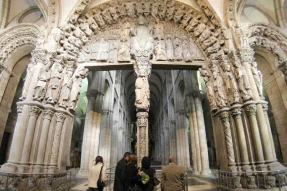 Reclaman a la familia Franco que devuelva dos estatuas de catedral española
