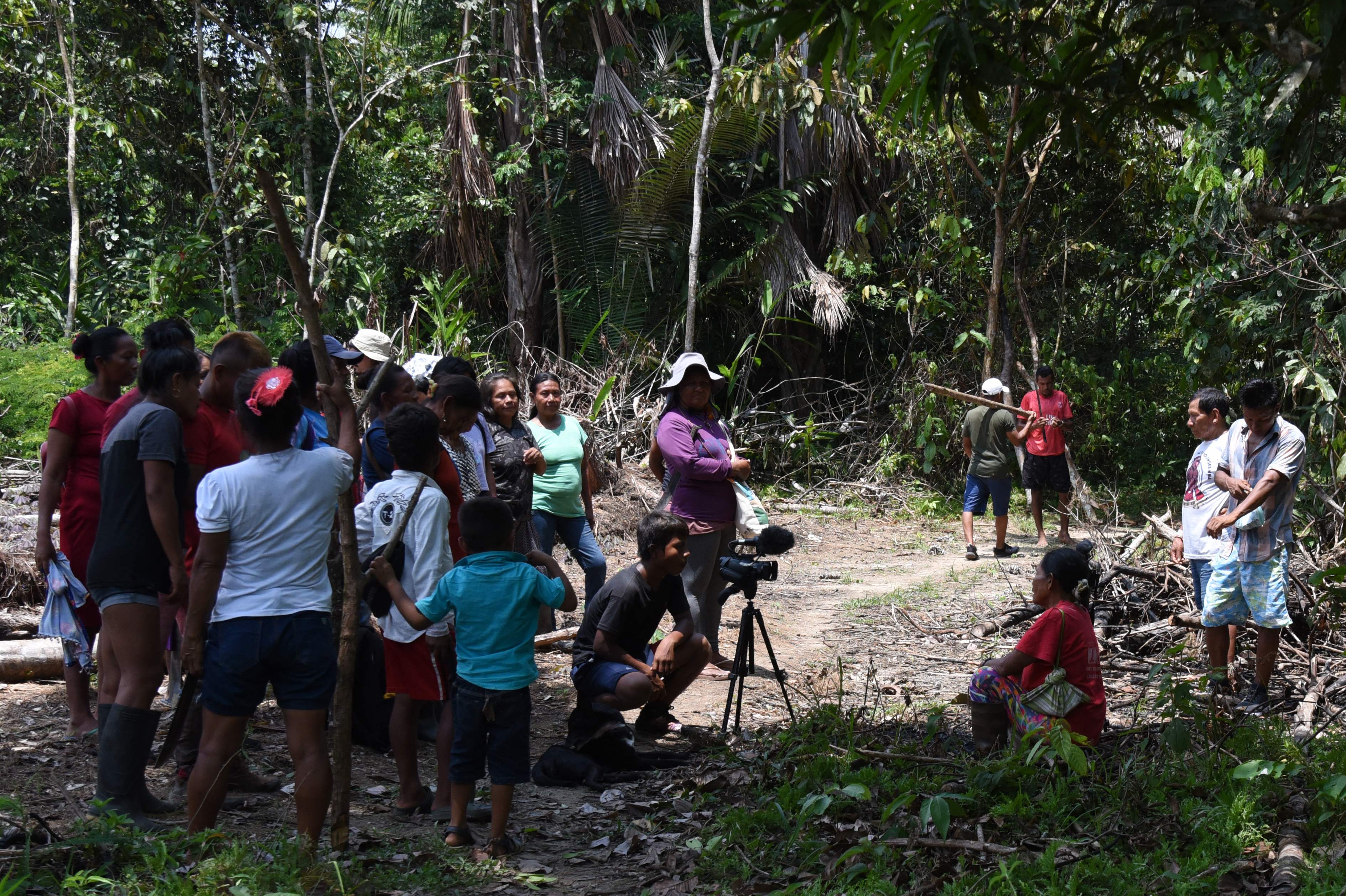 Indígenas Tikuna filman cortometrajes documentales con el apoyo del pueblo indígena Matis en San Martín de Amacayacu, Colombia