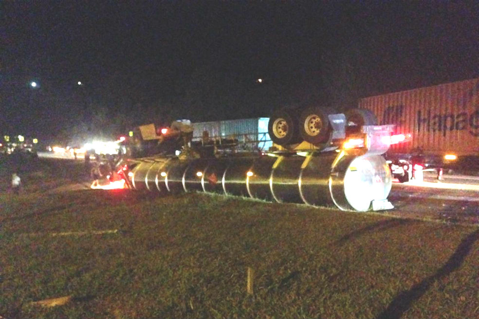 Cierran vía Melgar-Bogotá por volcamiento de tractocamión