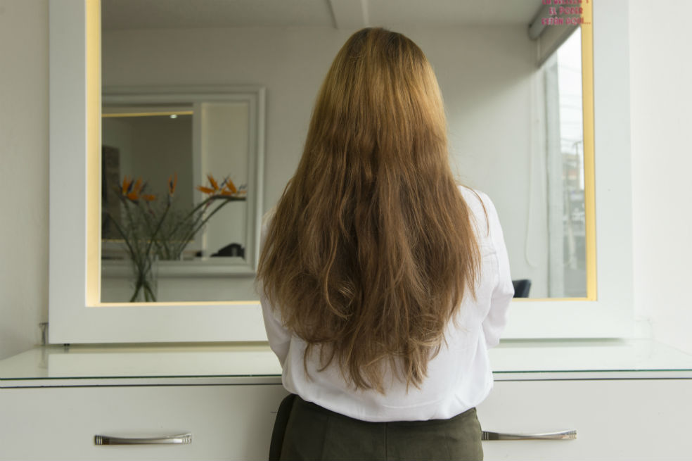 Antes: El pelo tiene cuatro colores diferentes, de la raíz a la punta. Además, por el daño, tiene un poco de ‘frizz’ y está esponjado.