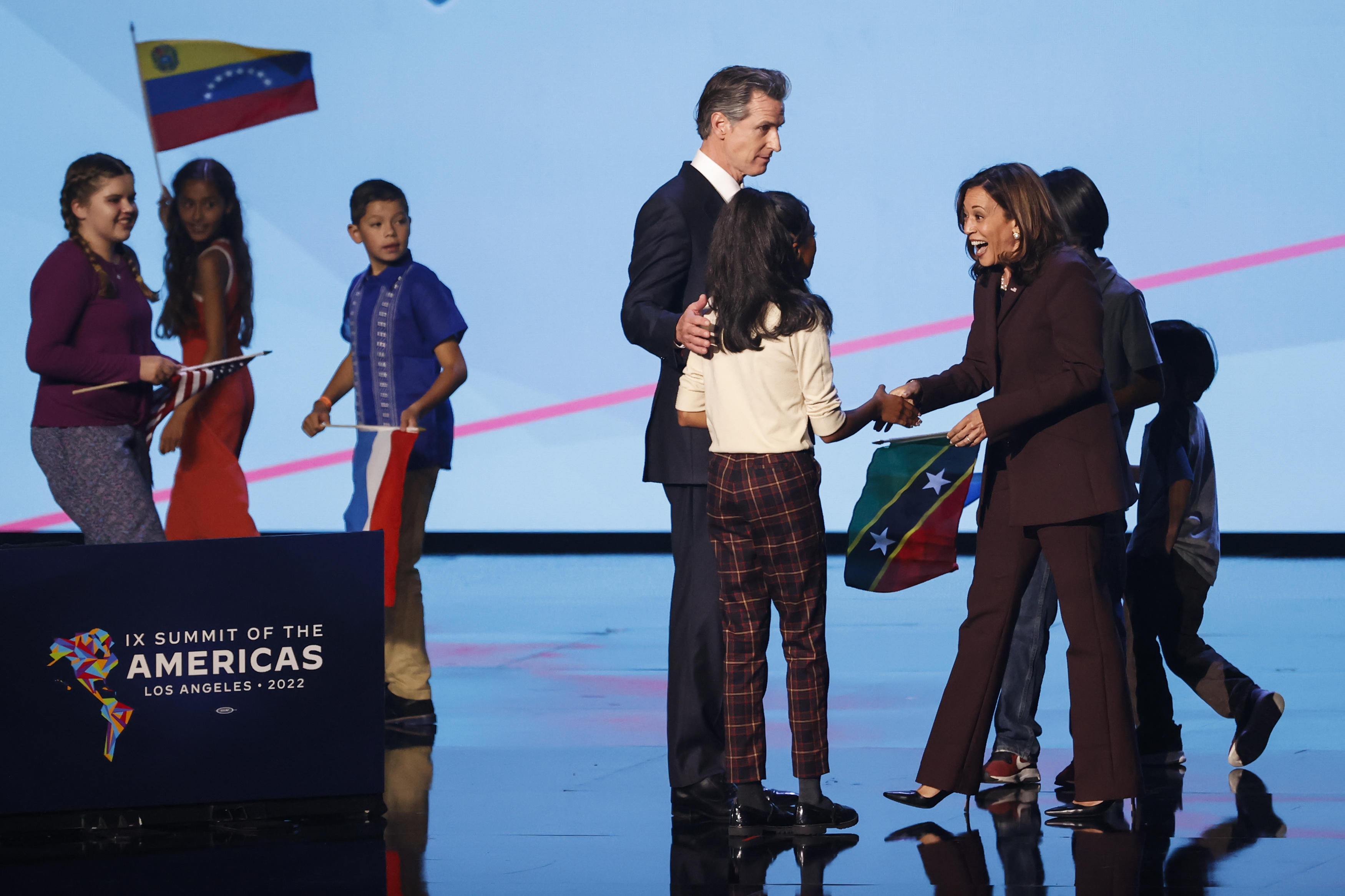 AME5462. LOS ÁNGELES (ESTADOS UNIDOS), 08/06/2022.- La vicepresidenta de Estados Unidos, Kamala Harris, y el gobernador de California, Gavin Newsom, hablan hoy con niños durante el evento inaugural de la IX Cumbre de las Américas, en Los Ángeles, California (EE.UU). EFE/ Alberto Valdés