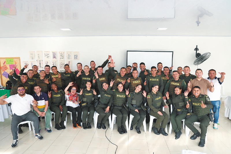Policías en sesiones de mediación en el Cauca. / Sergio Cárdenas - FUPAD