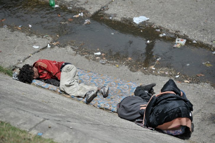 Habitantes de calle, arrastrados por corriente de agua en caño de la calle Sexta en Bogotá