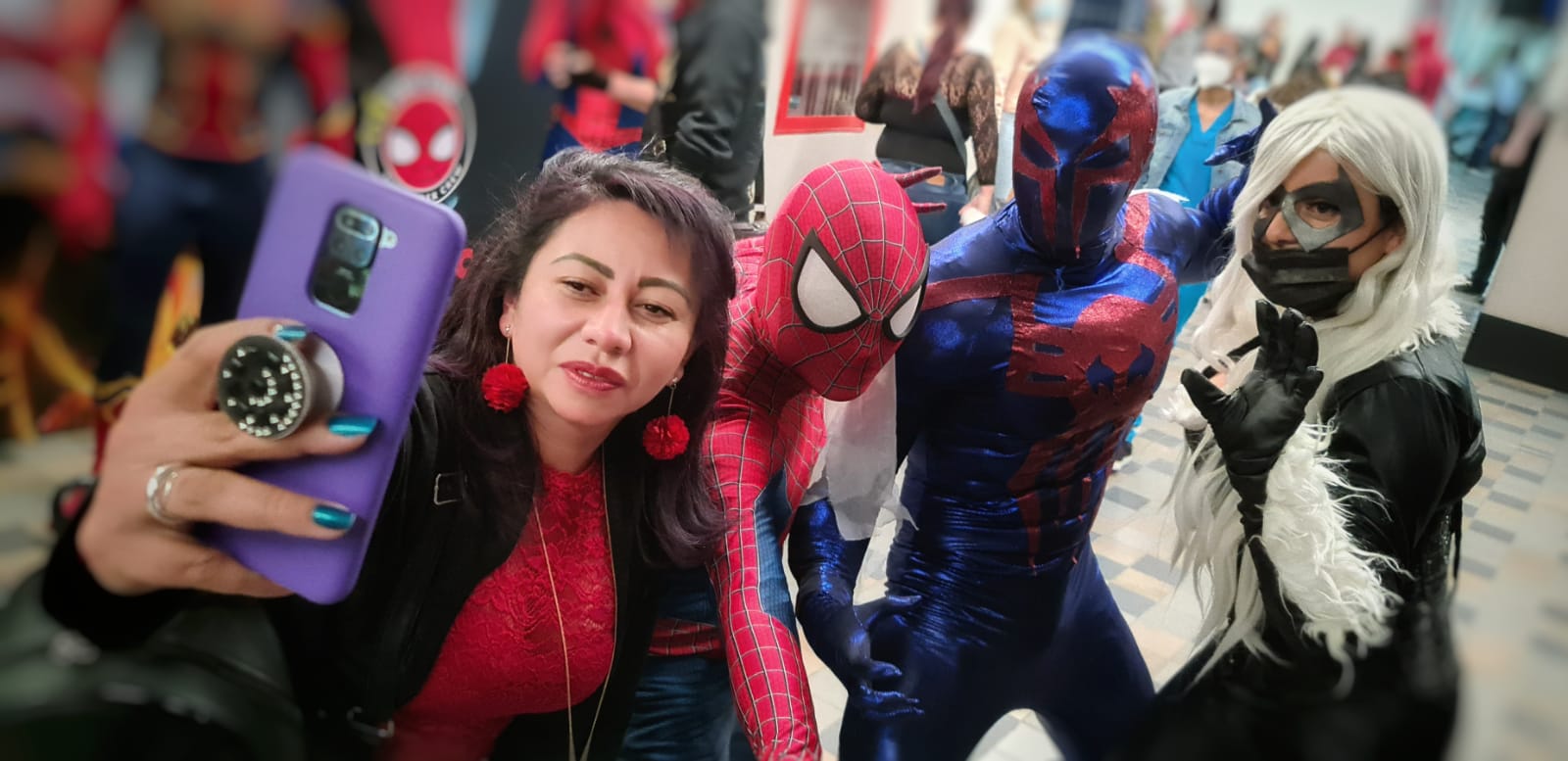 A todo esto se le suma la complicada relación con su mejor amigo, Harry, luego de que su padre, Norman Osbourne y el mismo Duende Verde, se enterara de que Parker era Spider-Man, y en un intento por asesinarlo, terminaría acabando con su propia vida. Para la tercera película, la vida del protagonista dio un giro de 180 grados en el momento menos esperado. “Al principio de Spider-Man 3 todo va bien para Peter Parker, o al menos eso creía… lo único que no estaba bien era su relación con Harry, que pasó de ser su mejor amigo a convertirse en una de sus más grandes amenazas”, comentó Maguire en una entrevista a Messenger, agregando que luego Parker se convierte en una persona “arrogante y egoísta”, lo que hace que dé origen a Venom.