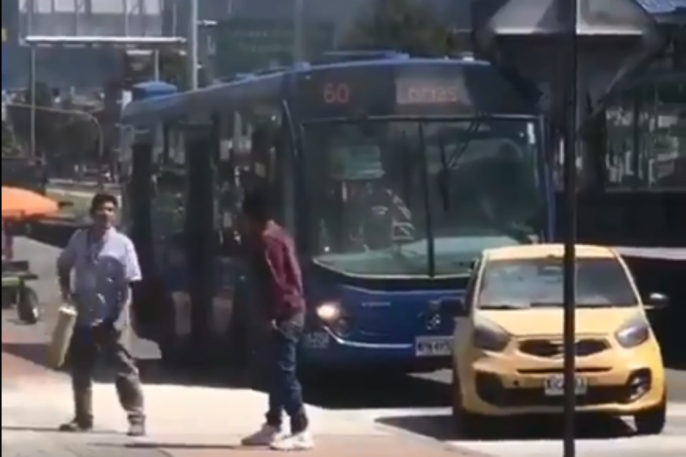Taxista y conductor del Sitp protagonizaron riña en el centro de Bogotá