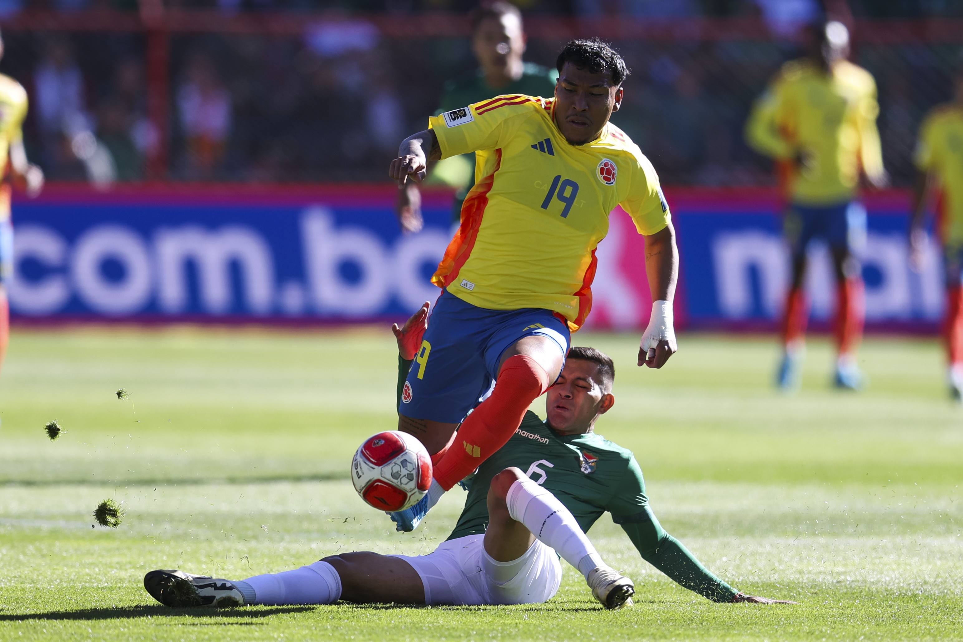 AMDEP8510. EL ALTO (BOLIVIA), 10/10/2024.- Héctor Cuellar (abajo) de Bolivia disputa el balón con Roger Martínez de Colombia este jueves, en un partido de las eliminatorias sudamericanas para el Mundial de 2026 entre Bolivia y Colombia en el estadio Municipal en El Alto (Bolivia). EFE/ Luis Gandarillas