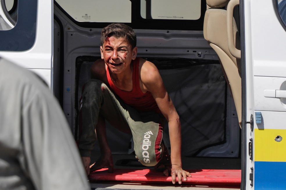 Un niño sirio llora desde una ambulancia tras un bombardeo aéreo en la provincia siria de Idlib. Foto: AFP